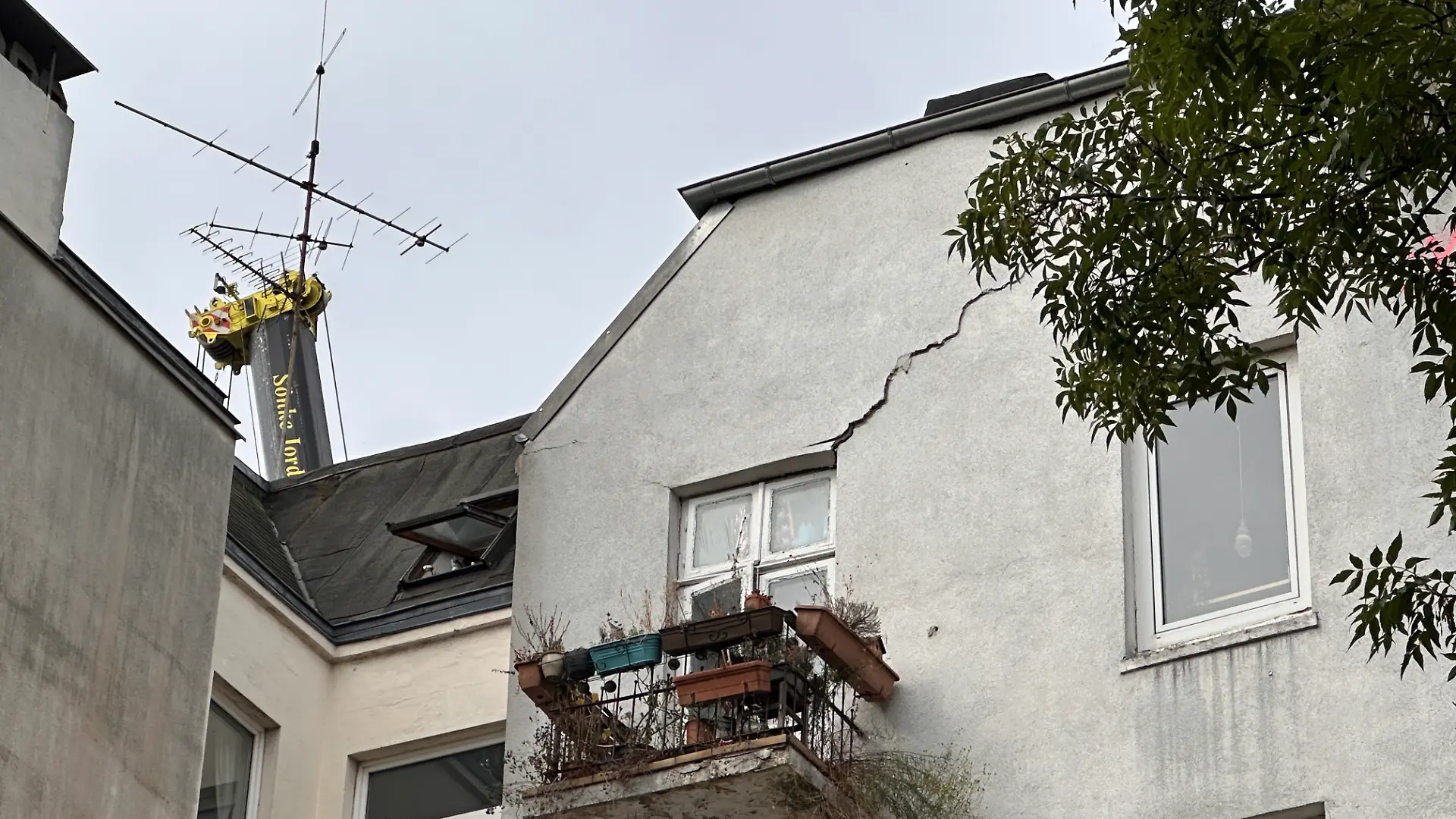 Ein großer Riss durchzieht das Haus in der Holstenstraße.
