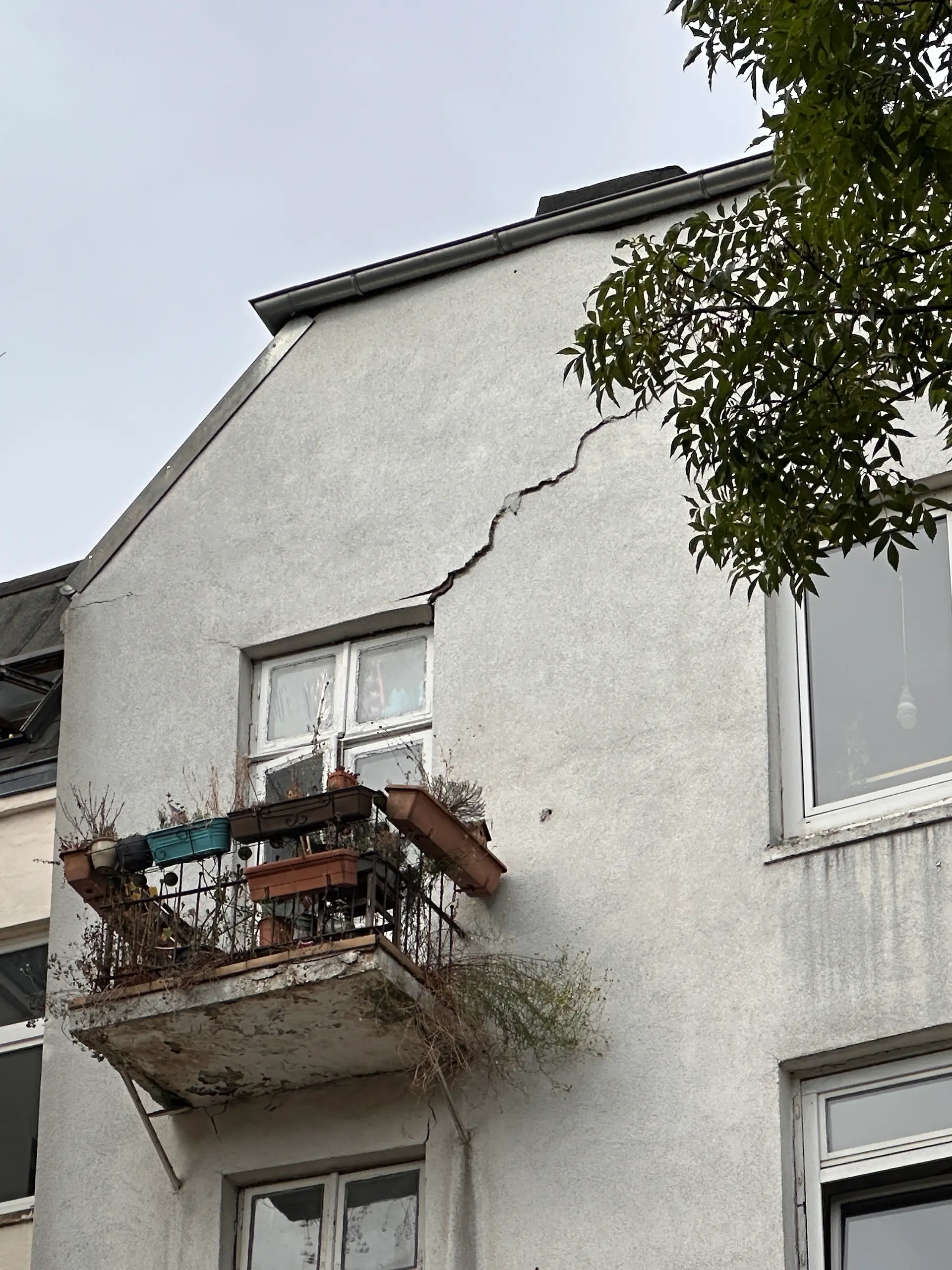 Bild zu: "Obwohl noch persönliche Sachen drin sind! Haus in Hamburg teilweise abgerissen"
