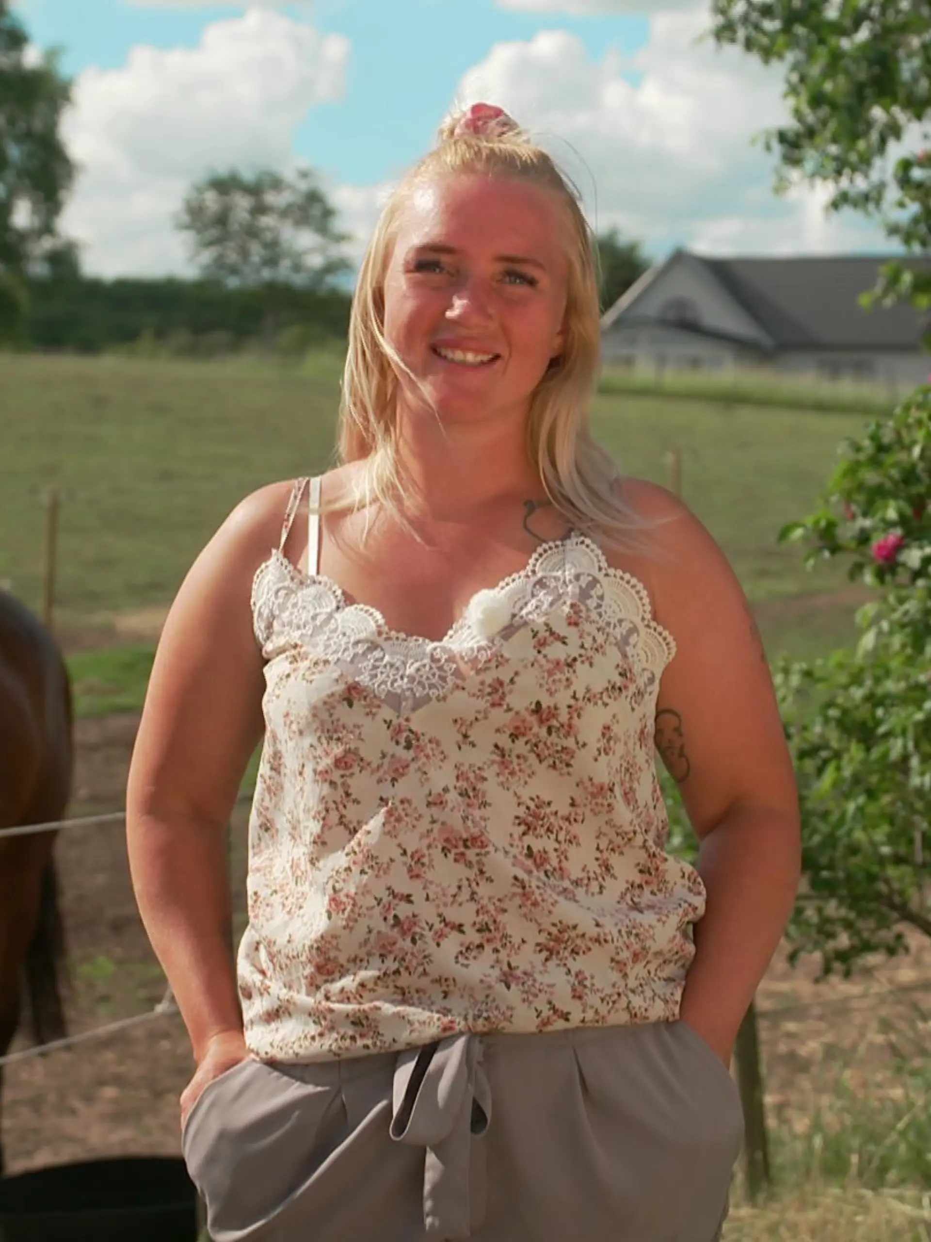 Linnea sucht einen starken Mann für ihr Leben auf dem Pferdehof in Schweden