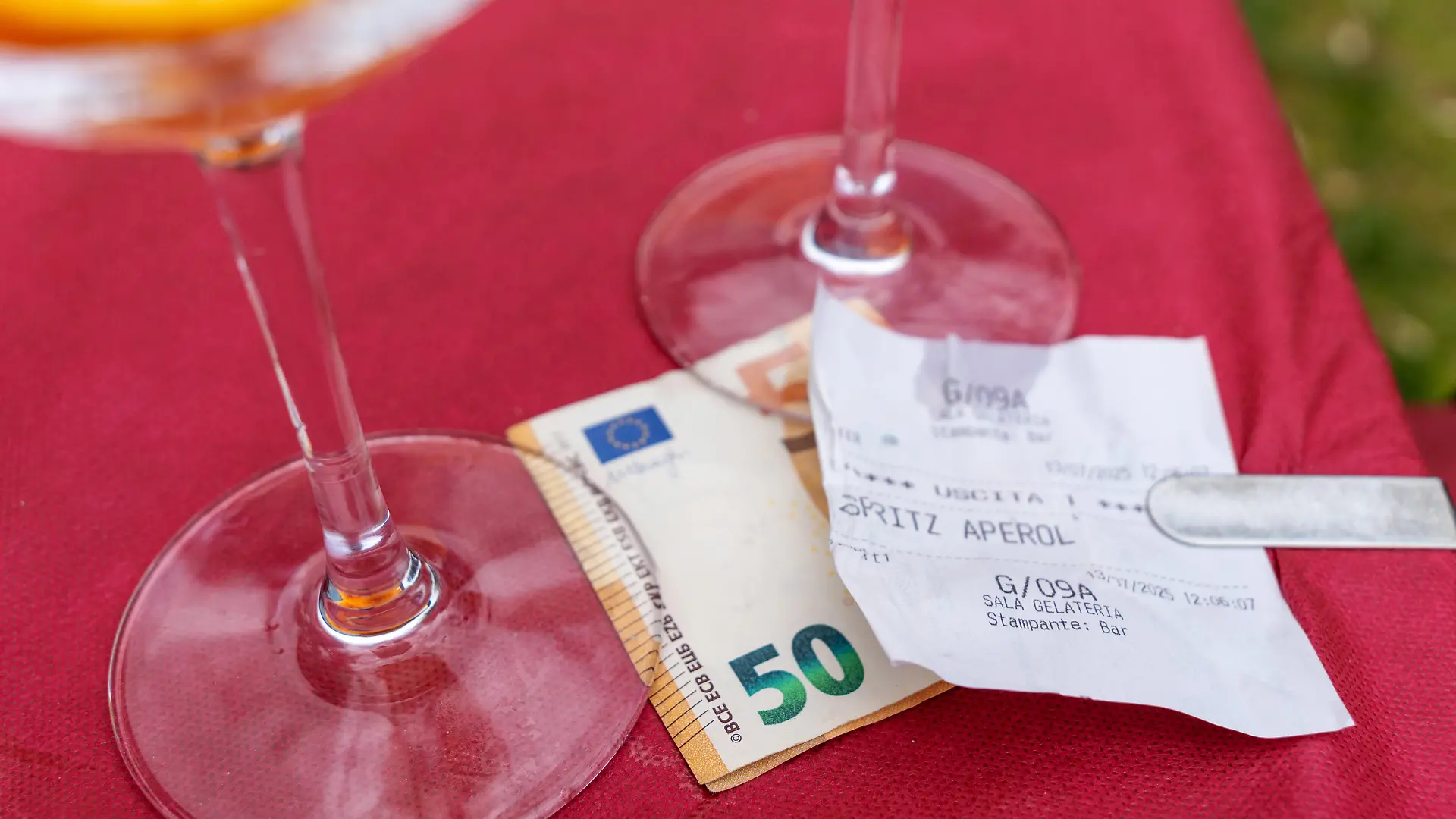 50 Euroschein auf Restaurant-Tisch
