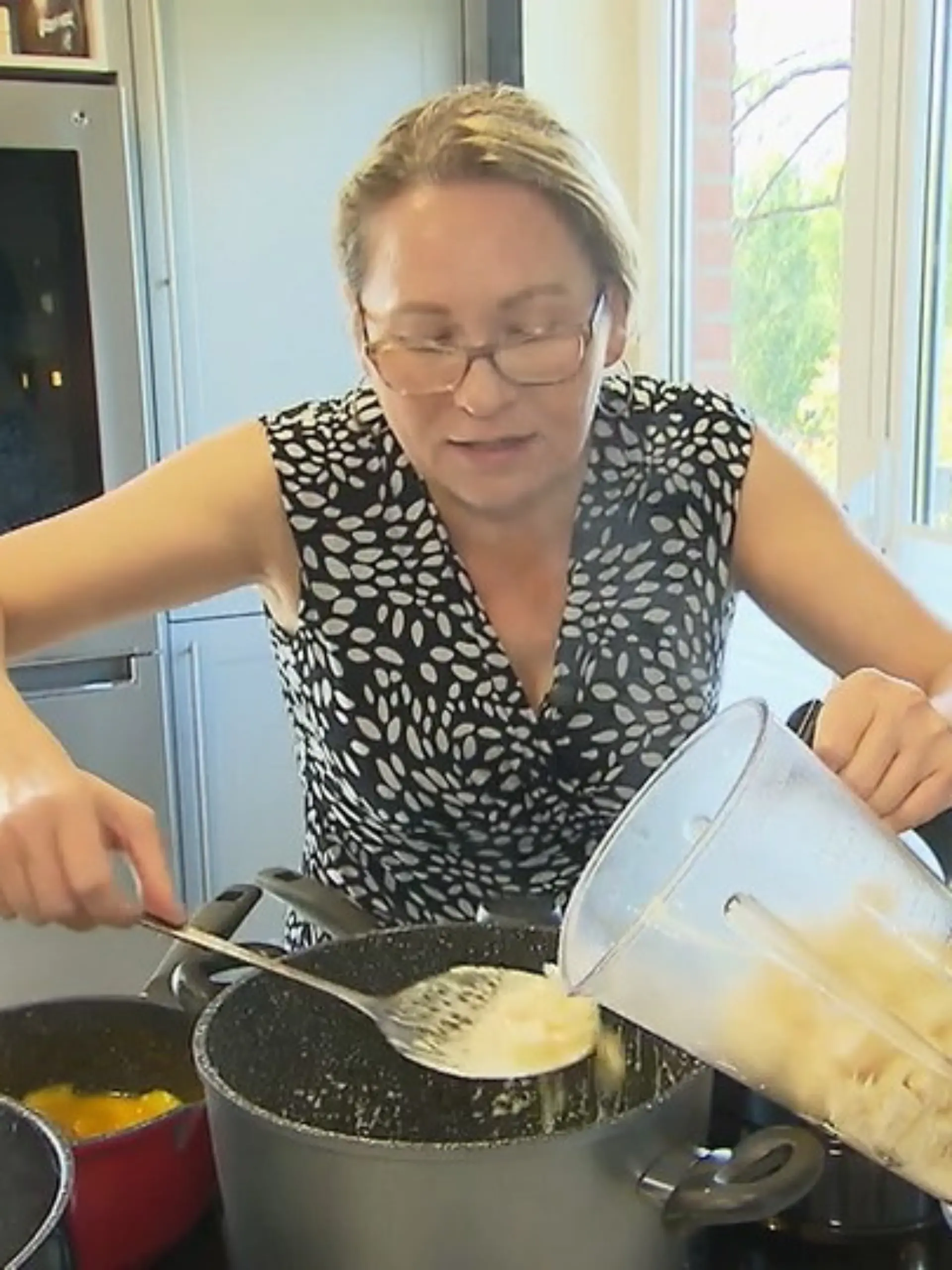 Bild zu: "Gastgeberin Katja püriert mit riesiger Begeisterung"