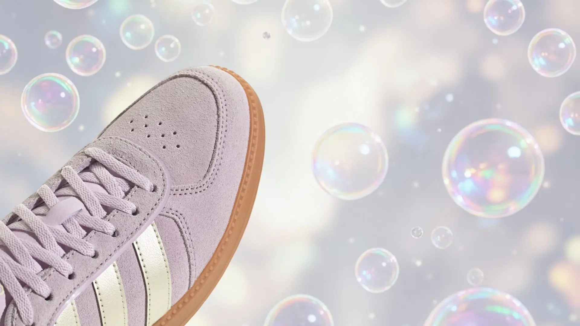 Adidas Breaknet Sleek vor KI-Hintergrund