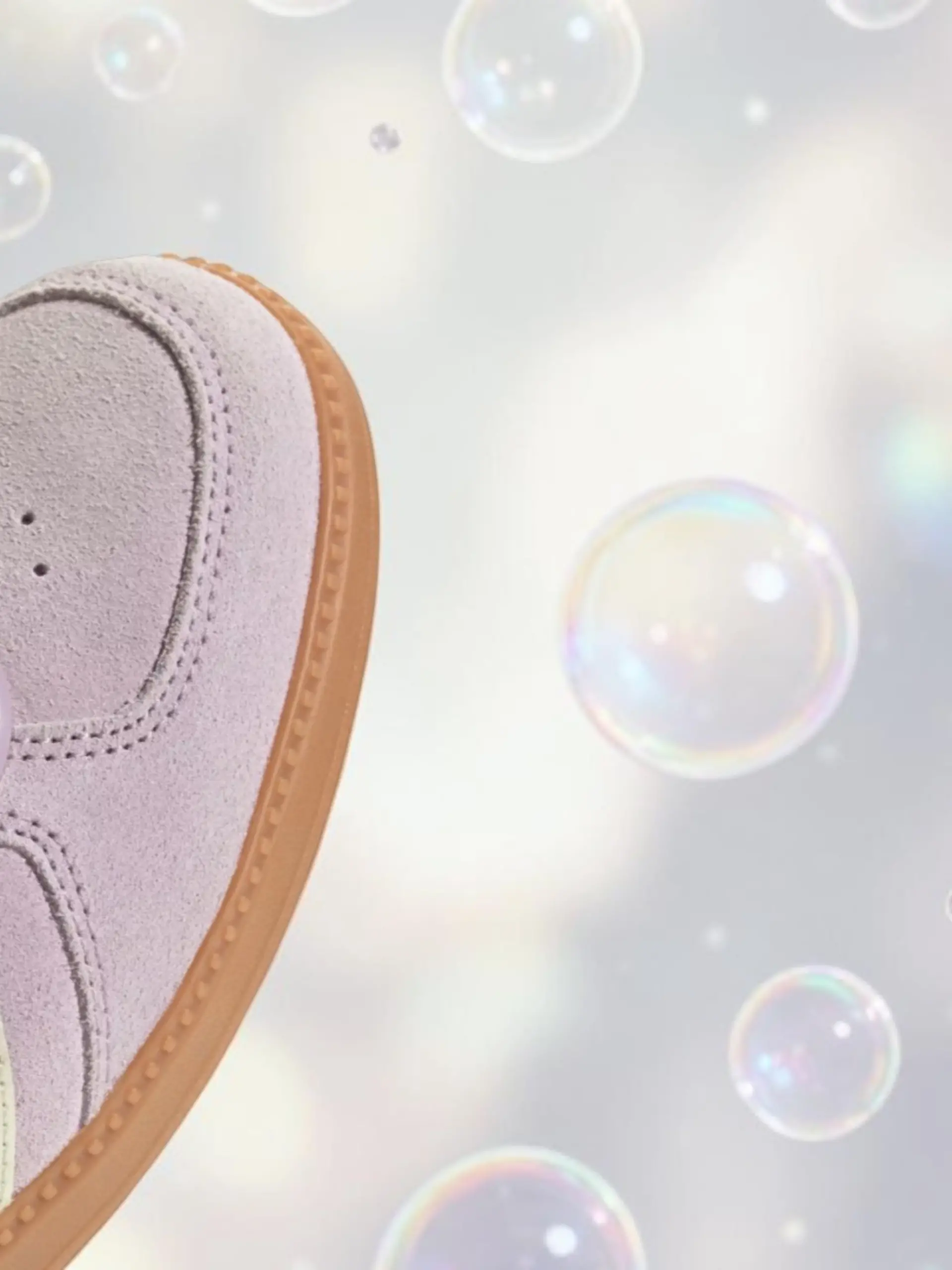 Adidas Breaknet Sleek vor KI-Hintergrund