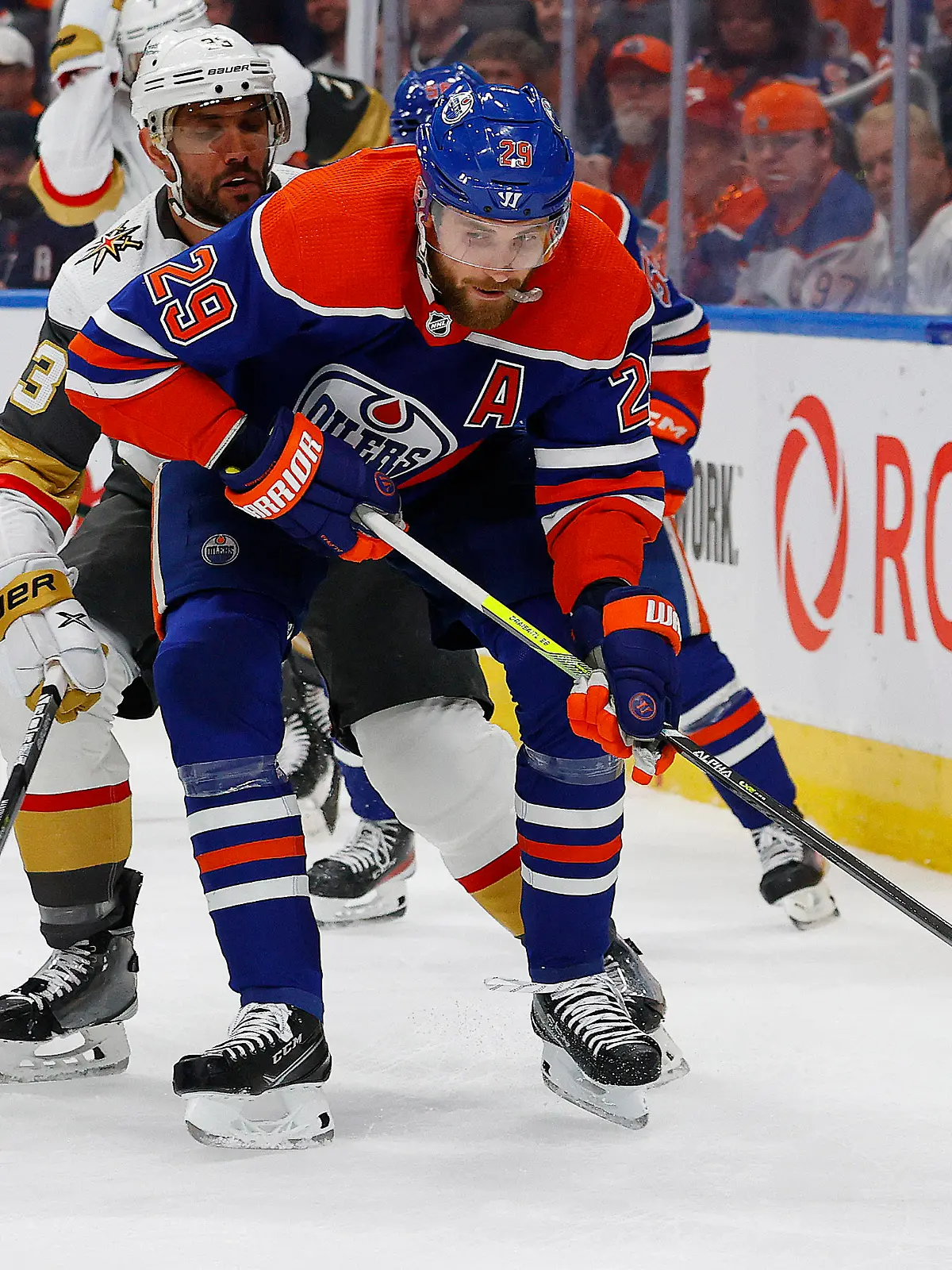 NHL, Eishockey Herren, USA Stanley Cup Playoffs-Vegas Golden Knights at Edmonton Oilers May 10, 2023 Edmonton, Alberta, CAN Edmonton Oilers forward Leon Draisaitl 29 protects the puck from Vegas Golden Knights defensemen Alec Martinez 23 during the first period in game four of the second round of the 2023 Stanley Cup Playoffs at Rogers Place. Edmonton Rogers Place Alberta CAN, EDITORIAL USE ONLY PUBLICATIONxINxGERxSUIxAUTxONLY Copyright: xPerryxNelsonx 20230510_ams_nb6_246