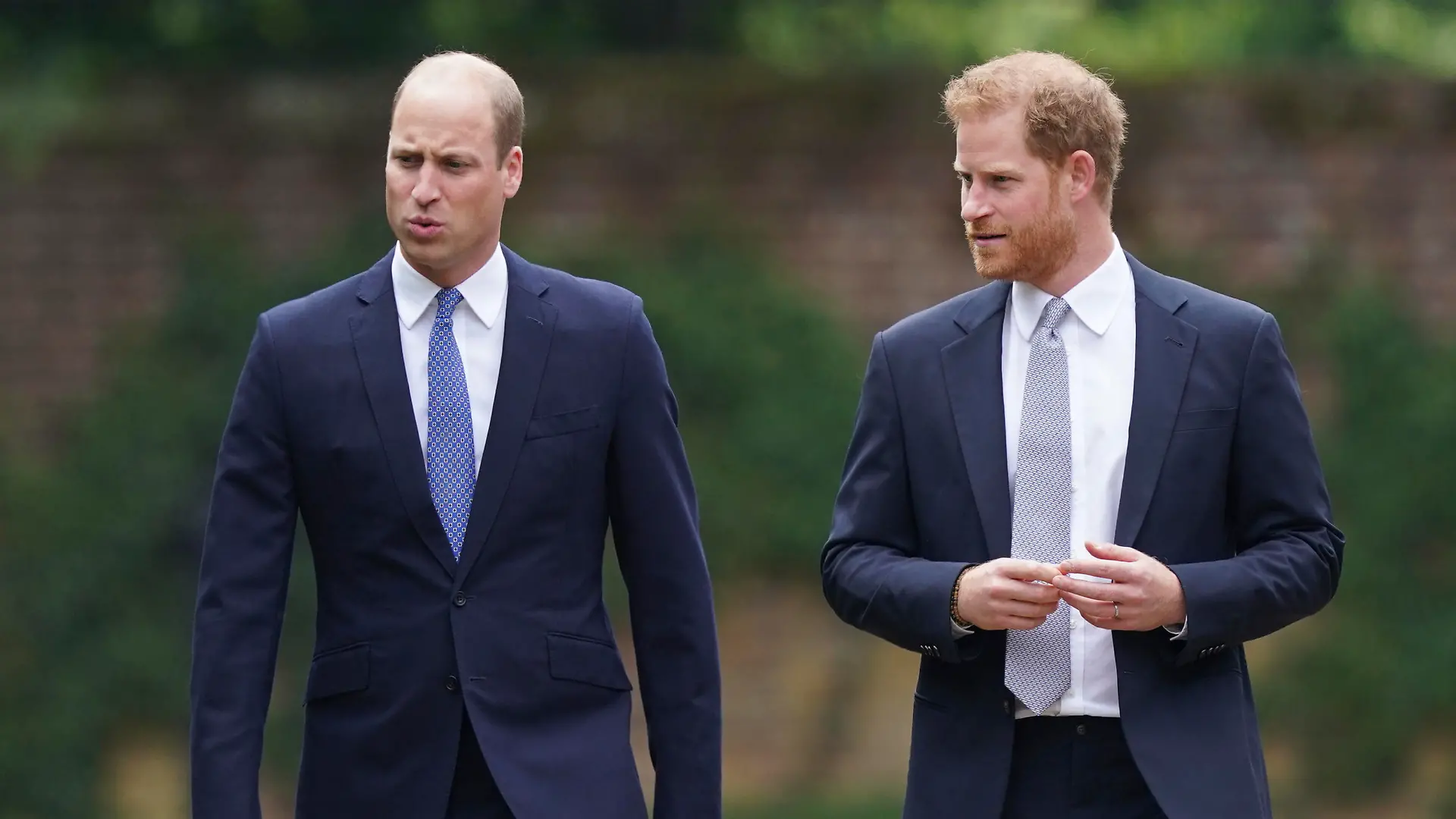01.07.2021, Großbritannien, London: Der britische Prinz William (l), Herzog von Cambridge, und der britische Prinz Harry, Herzog von Sussex, kommen zur Enthüllung einer von ihnen in Auftrag gegebene Statue ihrer Mutter Diana, Prinzessin von Wales, im versunkenen Garten des Kensington Palace, an dem Tag, an dem sie 60 Jahre alt geworden wäre. Foto: Yui Muk/Pool PA/AP/dpa +++ dpa-Bildfunk +++