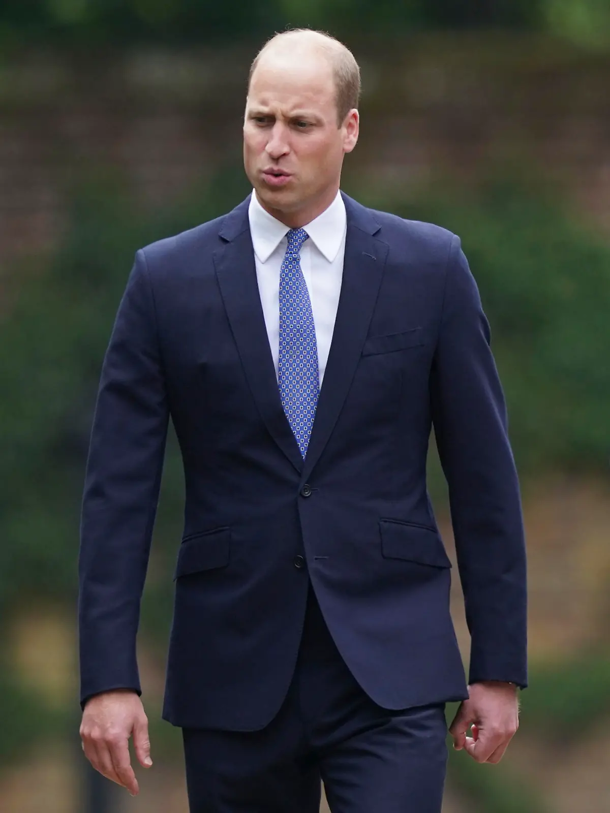 01.07.2021, Großbritannien, London: Der britische Prinz William (l), Herzog von Cambridge, und der britische Prinz Harry, Herzog von Sussex, kommen zur Enthüllung einer von ihnen in Auftrag gegebene Statue ihrer Mutter Diana, Prinzessin von Wales, im versunkenen Garten des Kensington Palace, an dem Tag, an dem sie 60 Jahre alt geworden wäre. Foto: Yui Muk/Pool PA/AP/dpa +++ dpa-Bildfunk +++