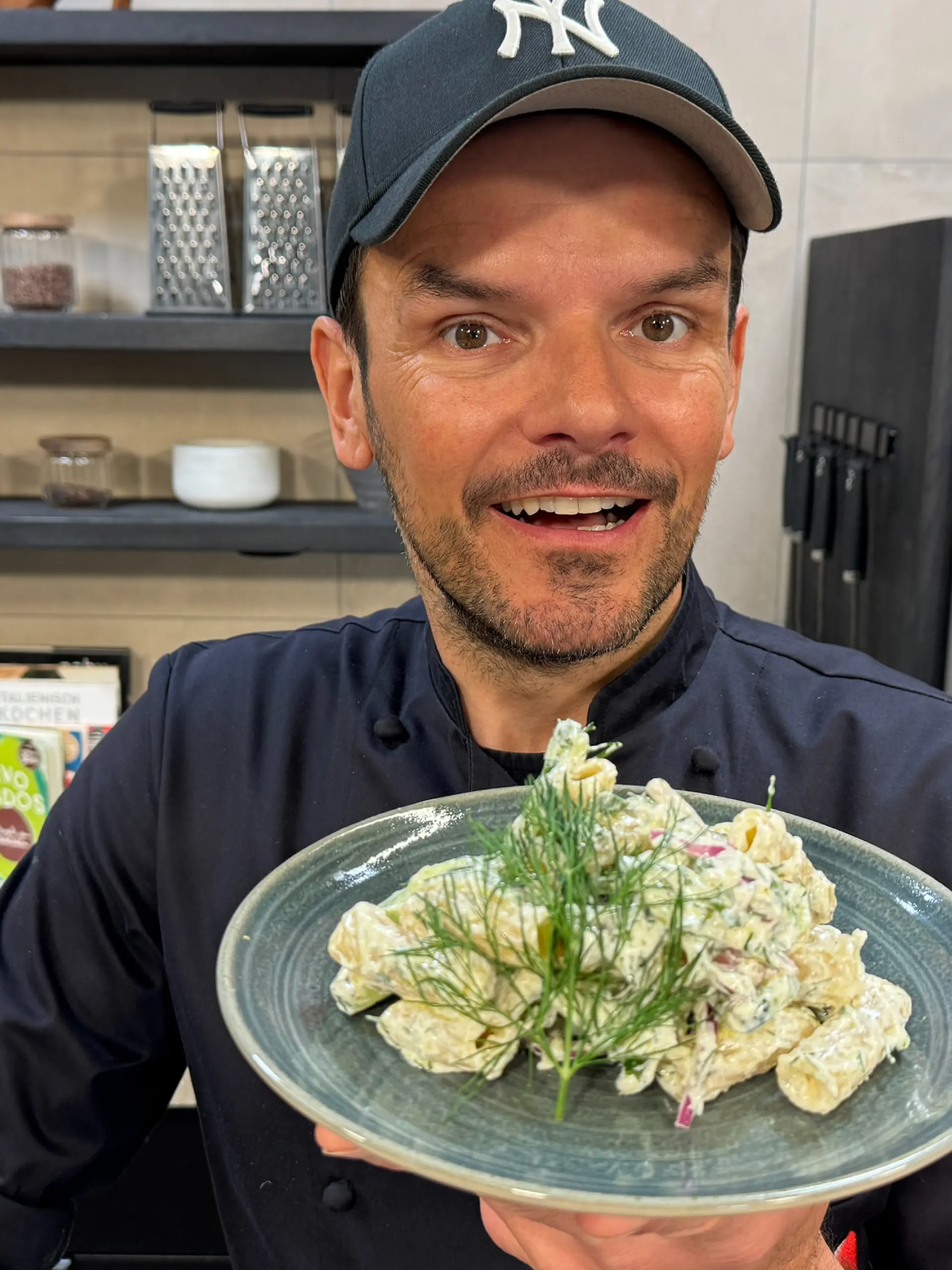 Bild zu: "
Hensslers Rezept für griechischen Nudelsalat"