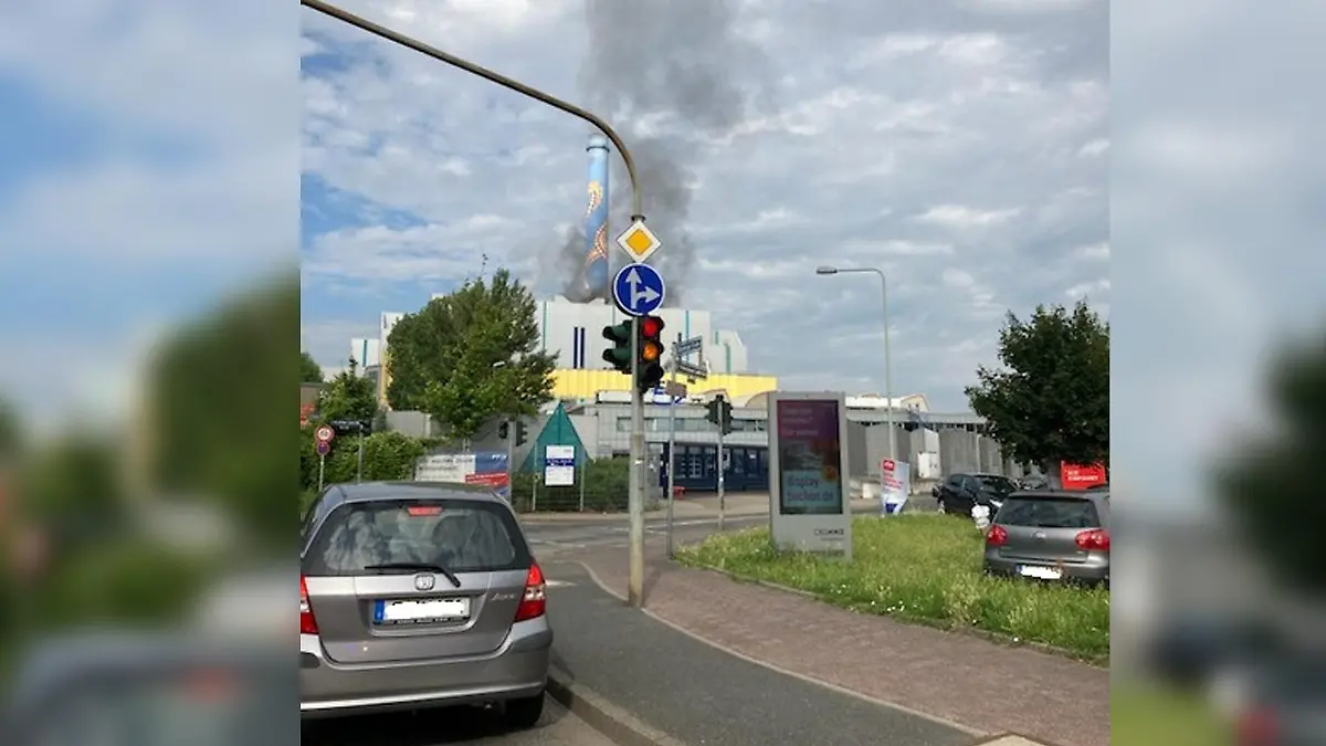 Das Frankfurter Heizkraftwerk hat am Sonntag Feuer gefangen.