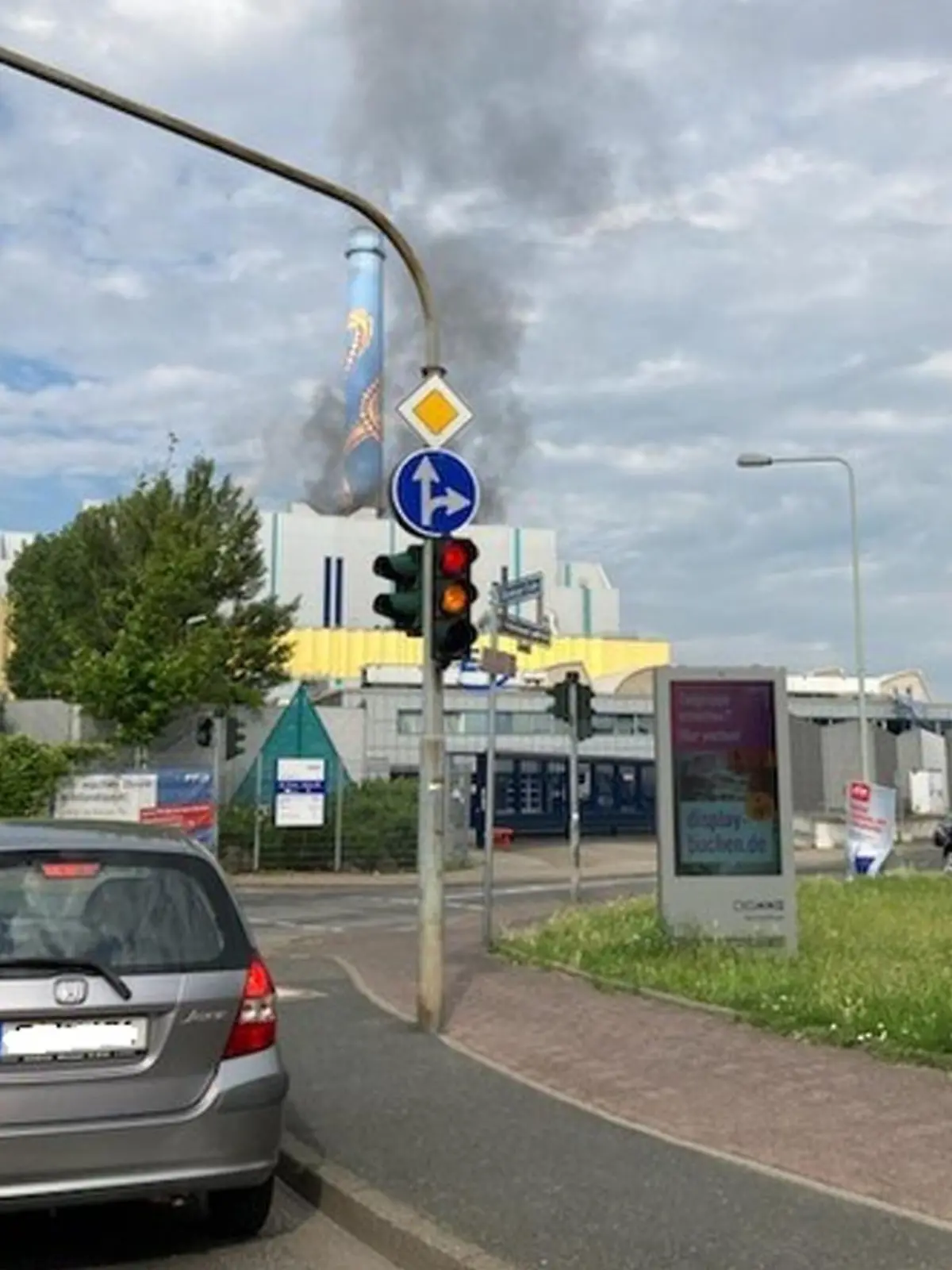 Das Frankfurter Heizkraftwerk hat am Sonntag Feuer gefangen.