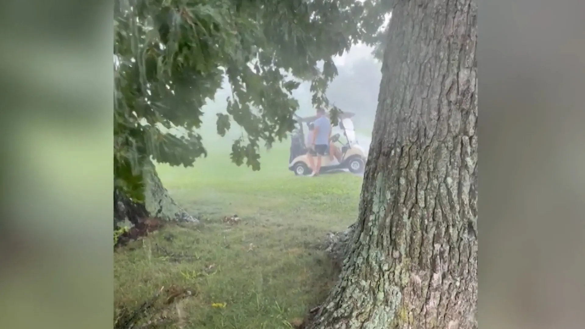 Bild von Golfer von Blitz getroffen – während er selbst filmt!