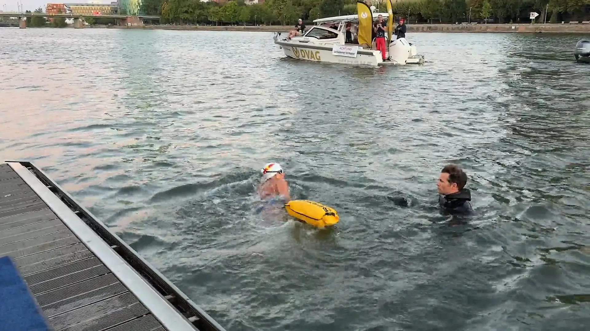 Nathalie Pohl schwimmt durch den Rhein Mission für den guten Zweck