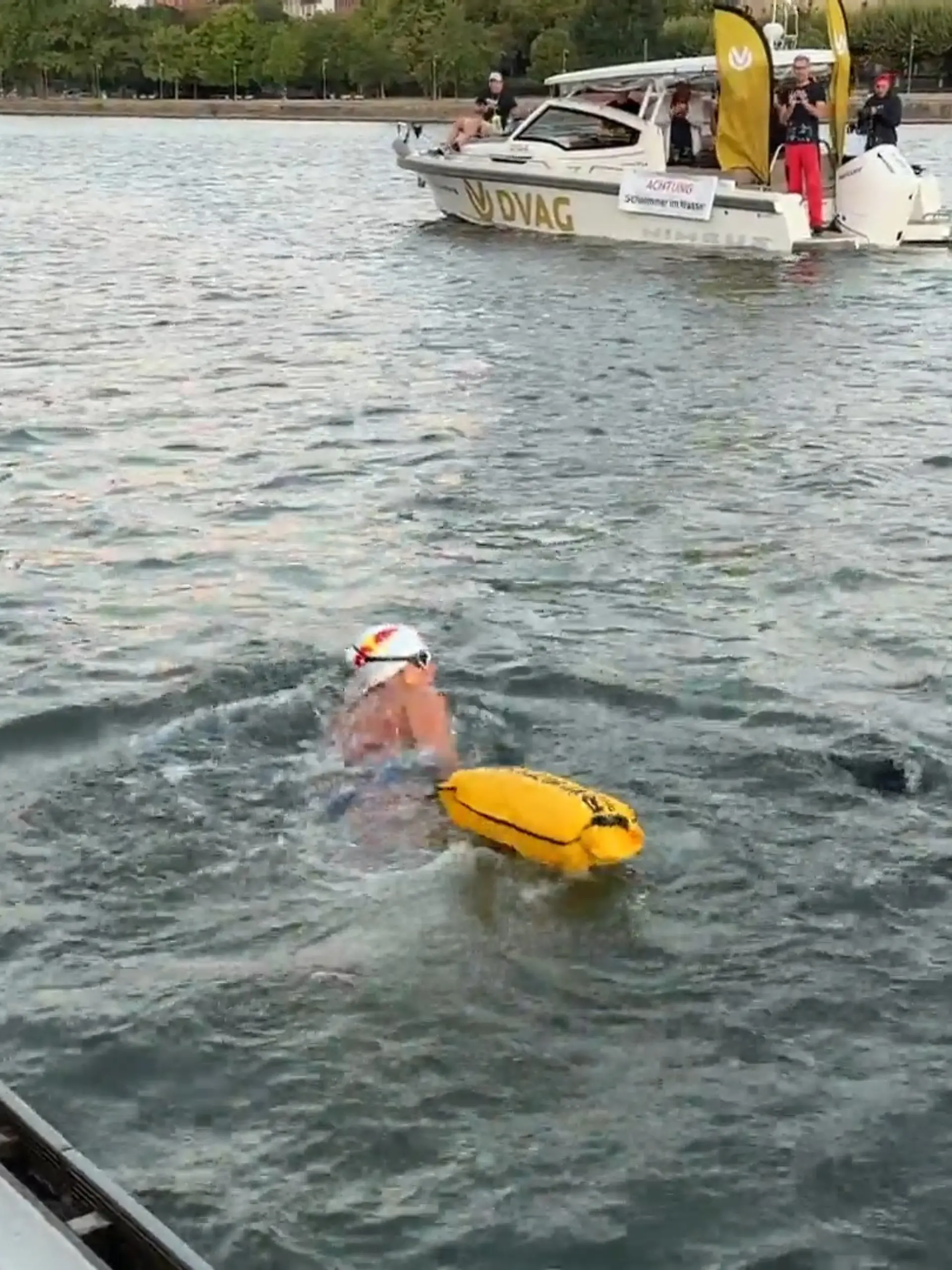 Bild zu: "Nathalie Pohl schwimmt durch den Rhein"