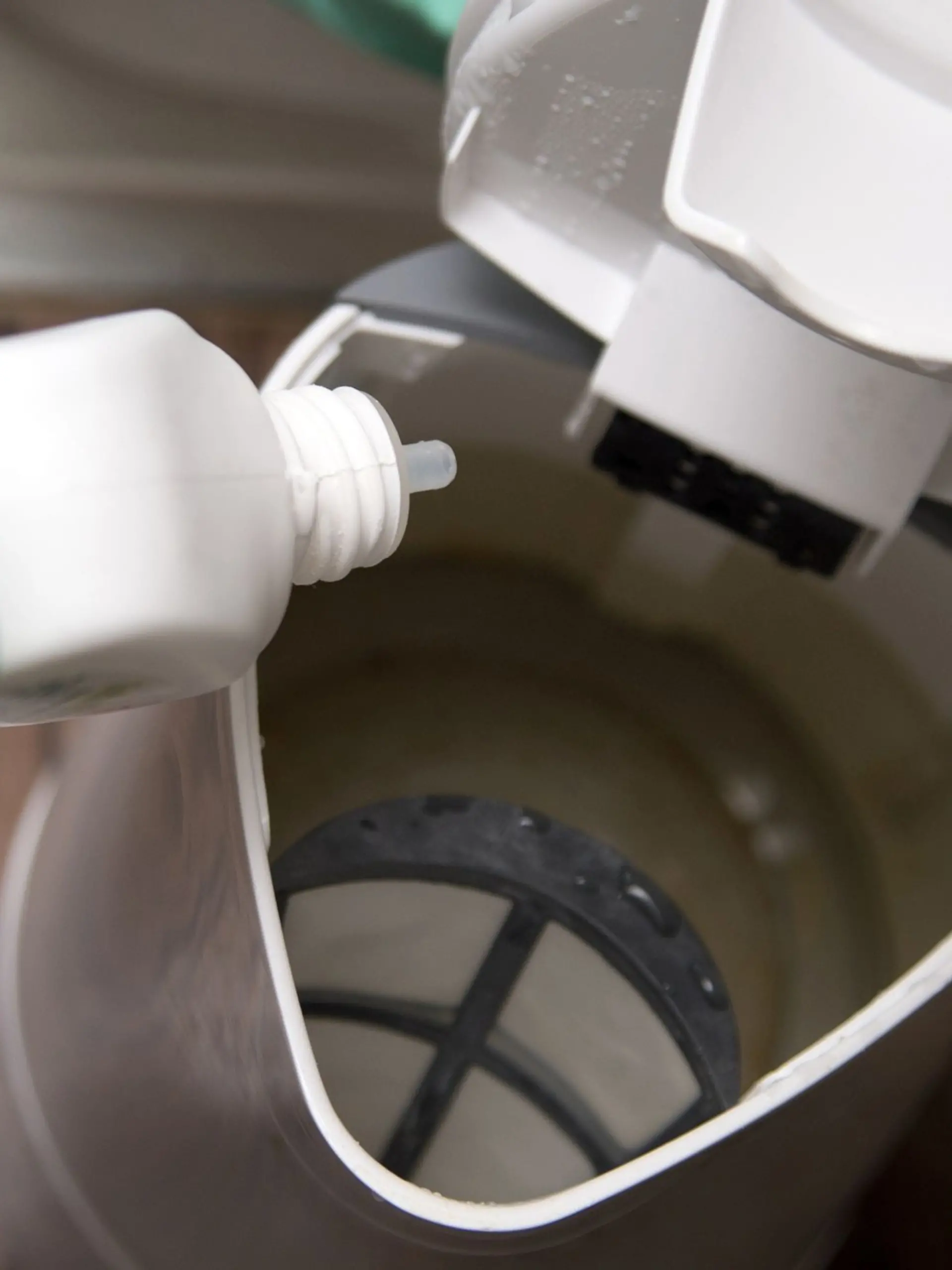Regelmäßiges Entkalken lohnt sich: Ohne Kalkschicht braucht der Wasserkocher weniger Energie, um Wasser zu erhitzen.