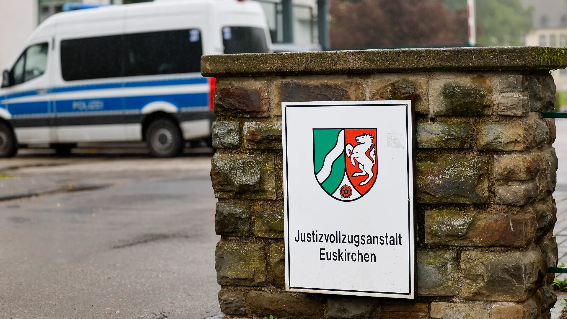 Einsatzbeamte der Polizei befinden sich auf dem Gelände der Justizvollzugsanstalt zwecks Durchsuchungen. (zu dpa: «JVA Euskirchen: Prüfer finden keine neuen Sicherheitsmängel») +++ dpa-Bildfunk +++
