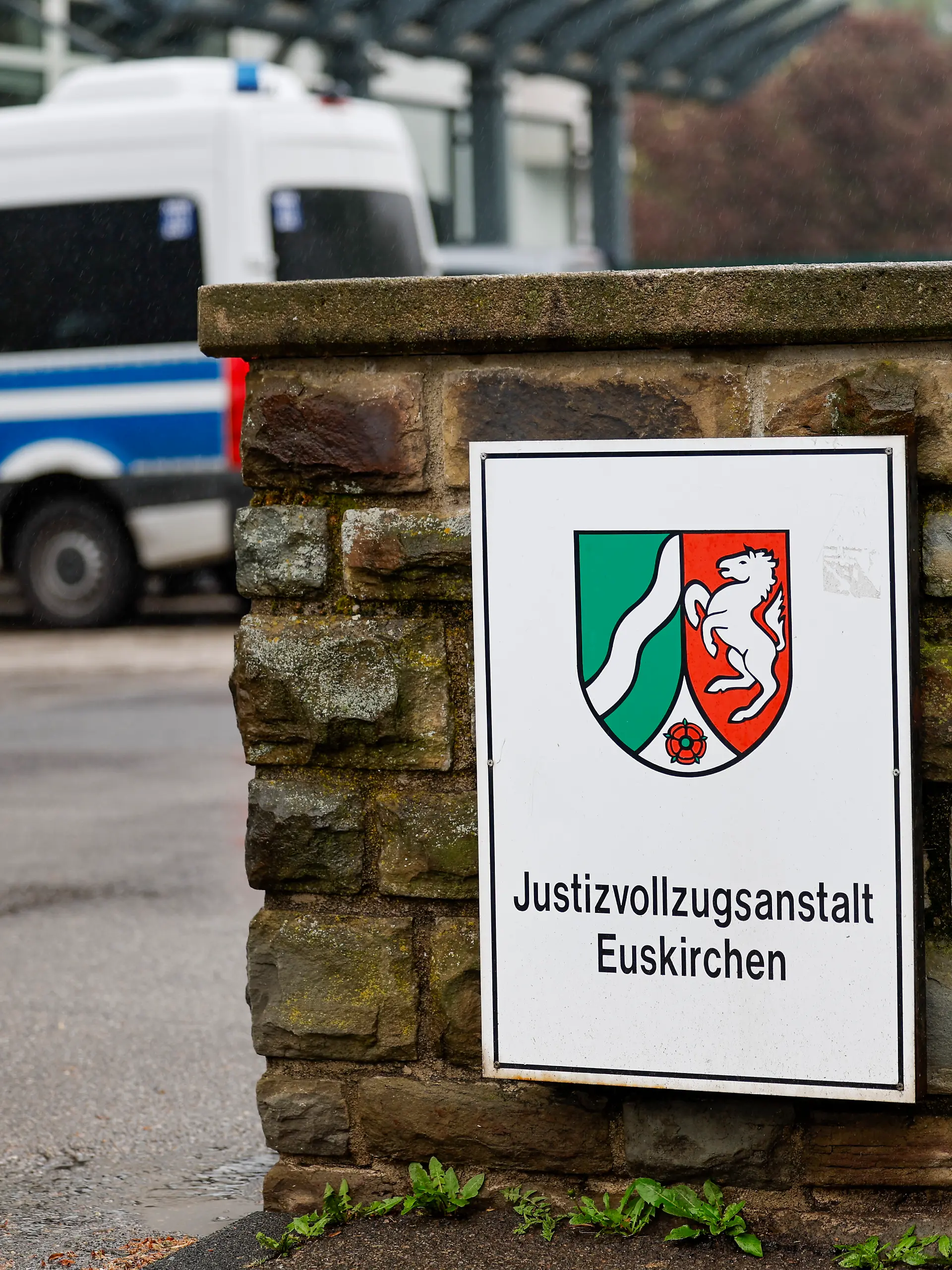 Einsatzbeamte der Polizei befinden sich auf dem Gelände der Justizvollzugsanstalt zwecks Durchsuchungen. (zu dpa: «JVA Euskirchen: Prüfer finden keine neuen Sicherheitsmängel») +++ dpa-Bildfunk +++