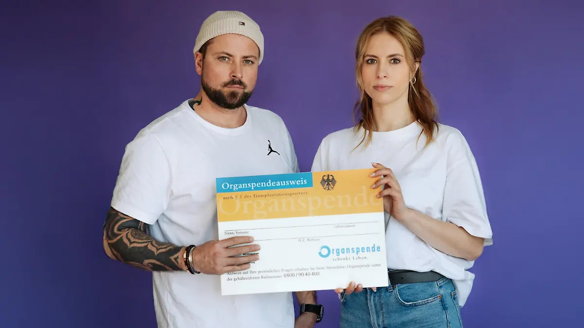 „Organspende kann Leben retten!” - Felix von Jascheroff und Lara Dandelion Seibert werben für den Organspendeausweis.