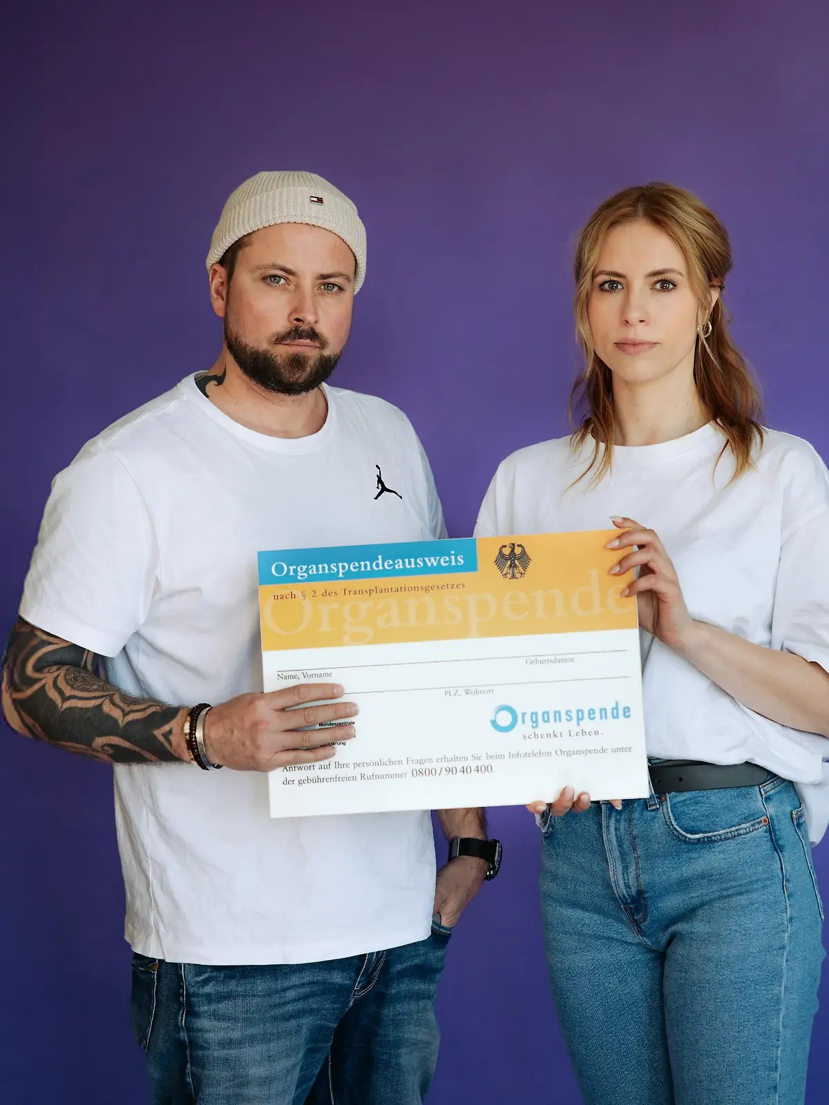 „Organspende kann Leben retten!” - Felix von Jascheroff und Lara Dandelion Seibert werben für den Organspendeausweis.