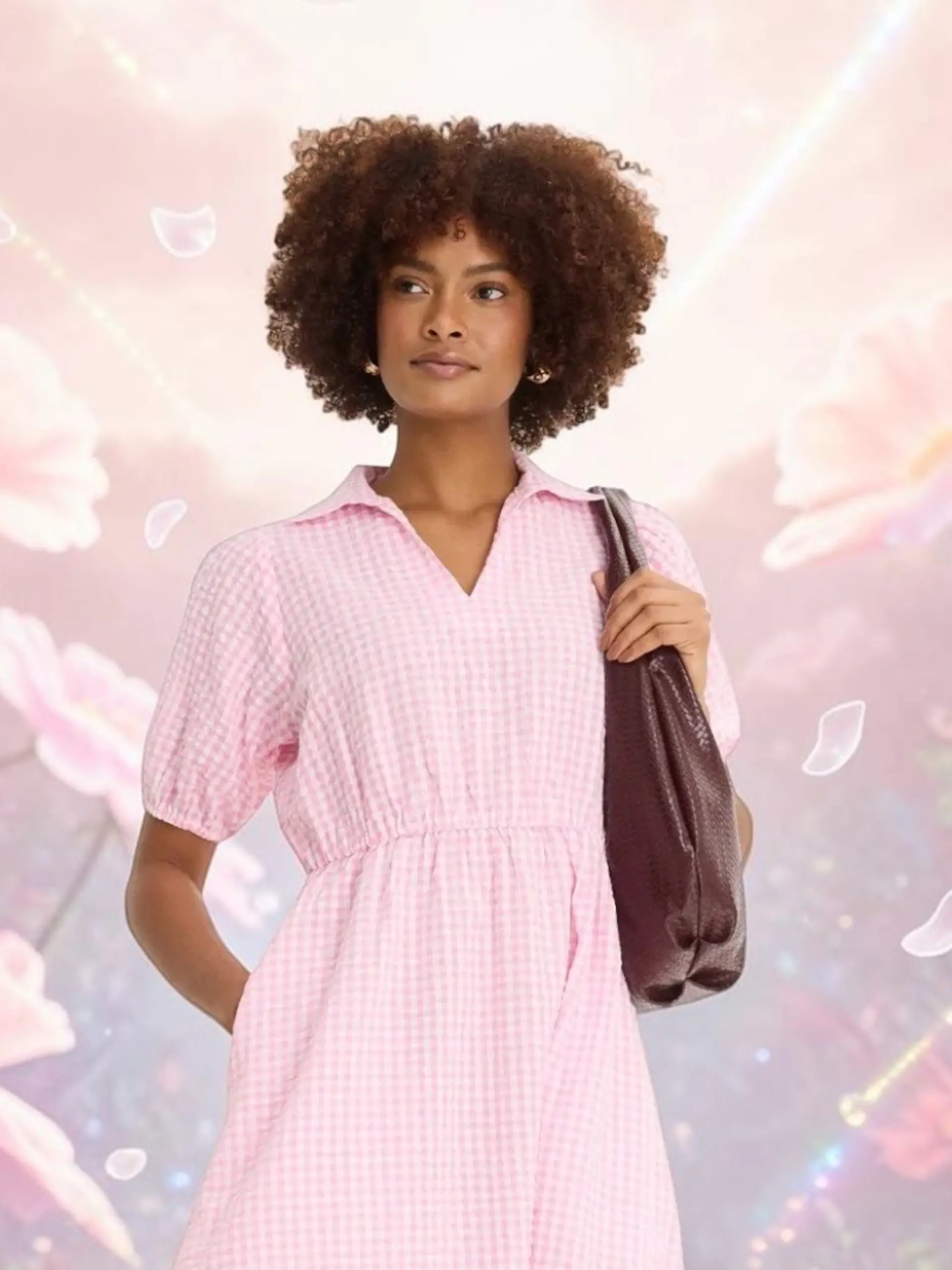 Seersucker-Midikleid aus reiner Baumwolle vor rosa Blumen-Hintergrund