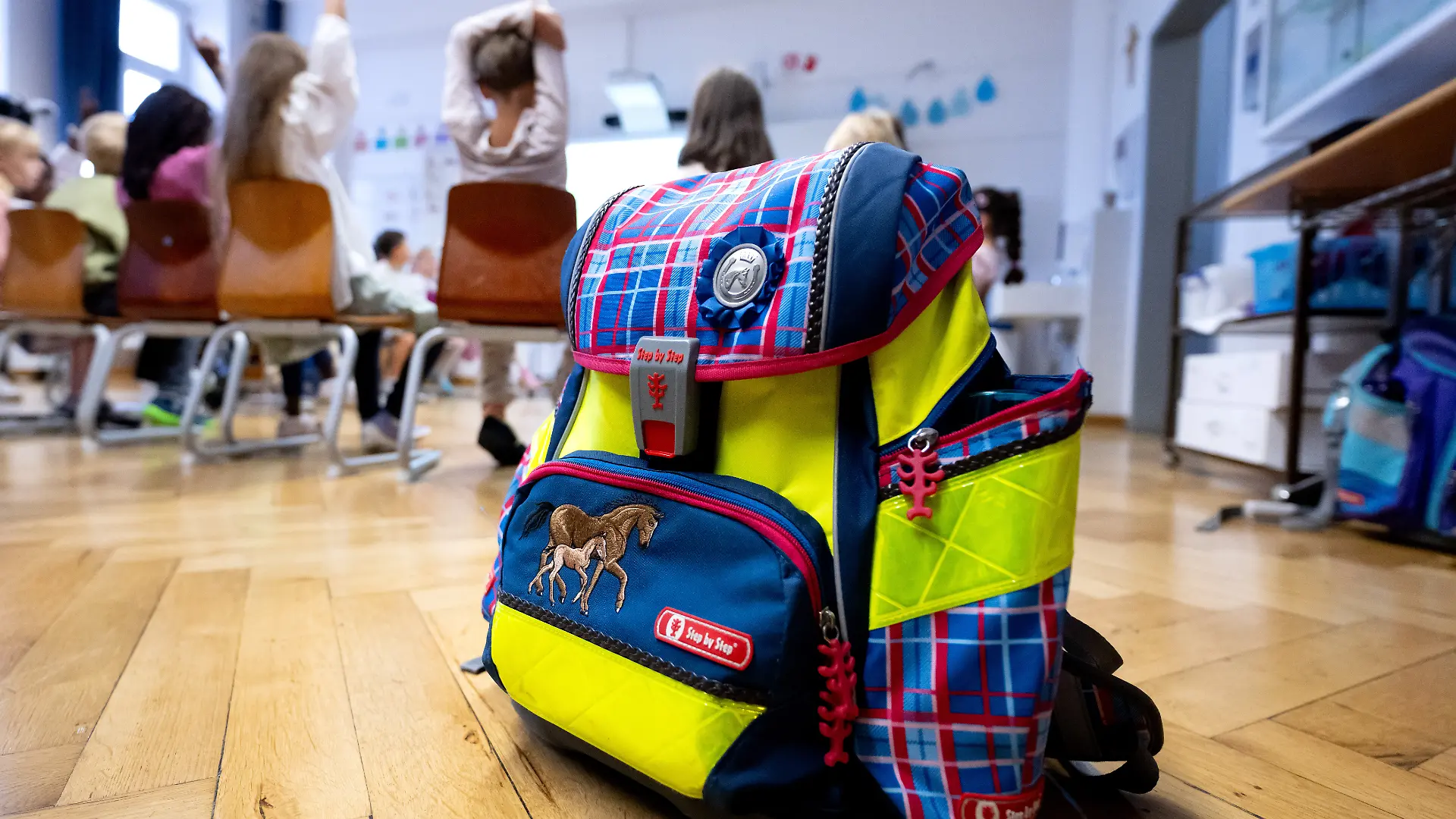 Schulkinder einer zweiten Klasse sitzen am ersten Schultag nach den Sommerferien in ihrer Klasse in der Grundschule an der Kirchenstraße.
