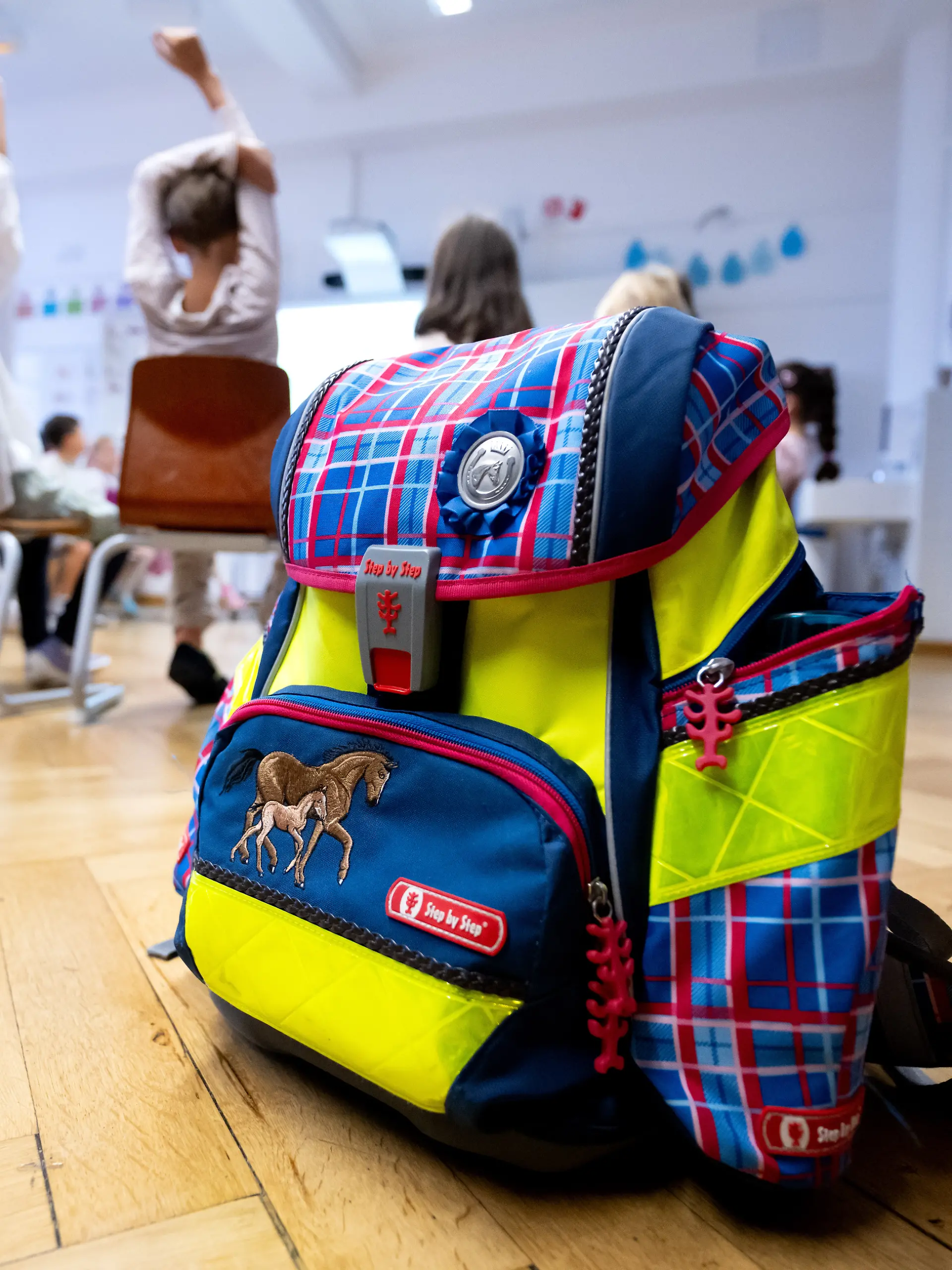 Schulkinder einer zweiten Klasse sitzen am ersten Schultag nach den Sommerferien in ihrer Klasse in der Grundschule an der Kirchenstraße.