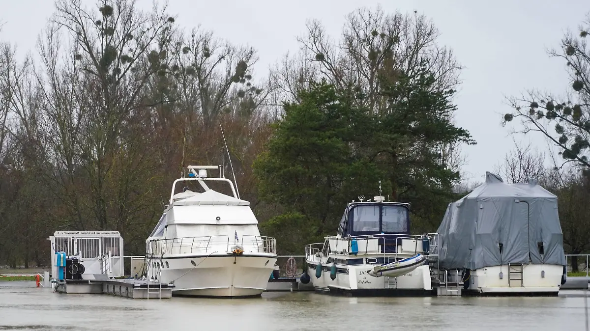 Boote im Yachthafen am Altrhein an der überspülten Kandel