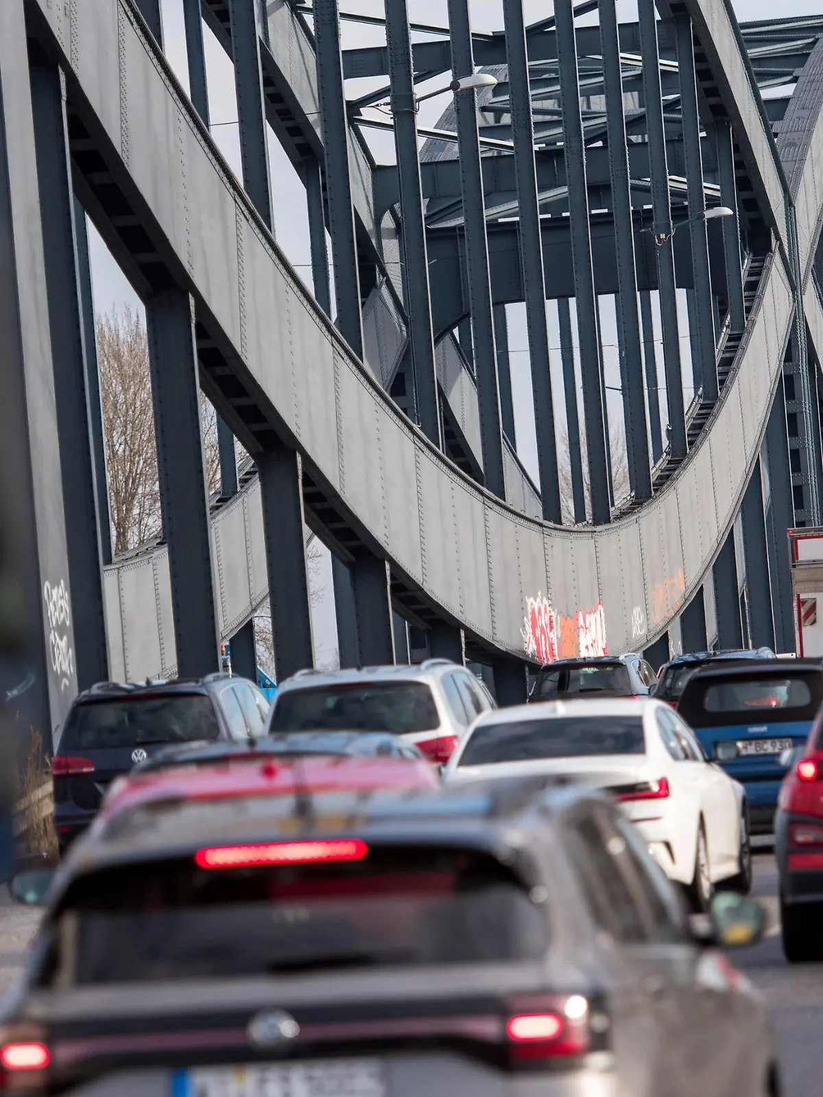 ARCHIV - 19.03.2021, Hamburg: Der Verkehr staut sich am Morgen im Stadtteil Veddel auf den Elbbrücken. Die nur wenige Kilometer lange Autobahn A255 muss nach Angaben der Bundesprojektgesellschaft Deges in den Sommerferien saniert werden. Es werden größere Verkehrsbehinderungen erwartet. Foto: Daniel Bockwoldt/dpa +++ dpa-Bildfunk +++