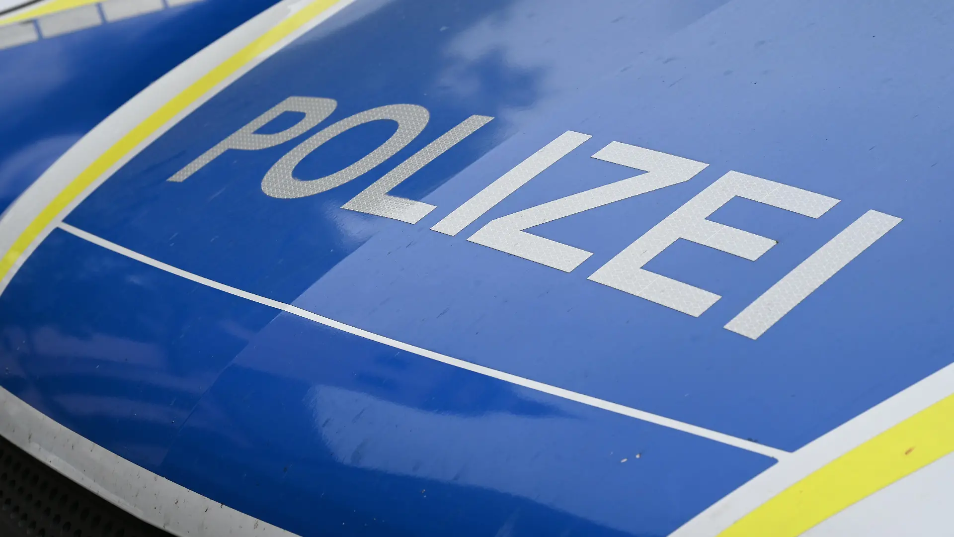 Schriftzug POLIZEI auf einem Polizeiwagen (Symbolbild)