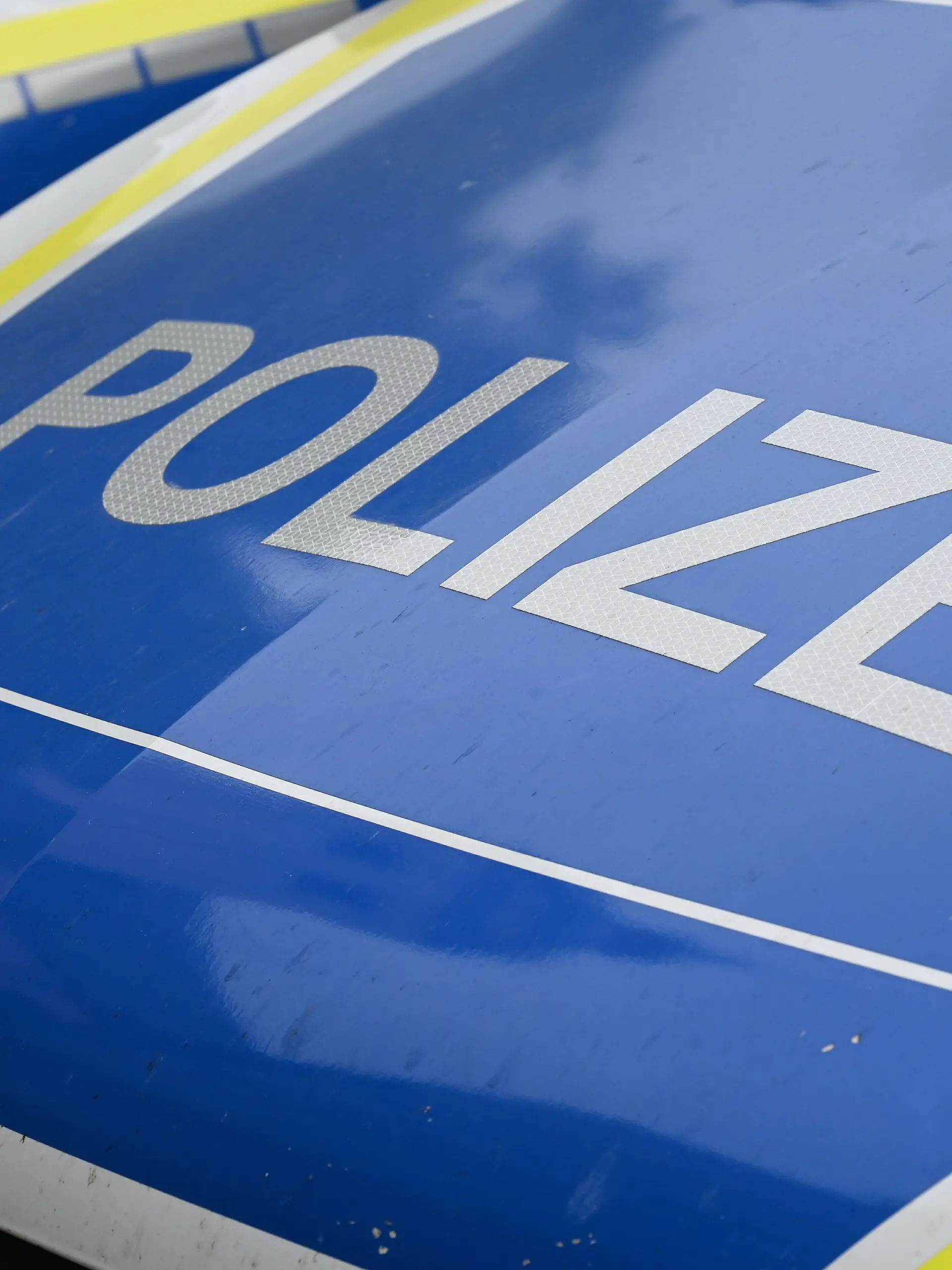 Schriftzug POLIZEI auf einem Polizeiwagen (Symbolbild)