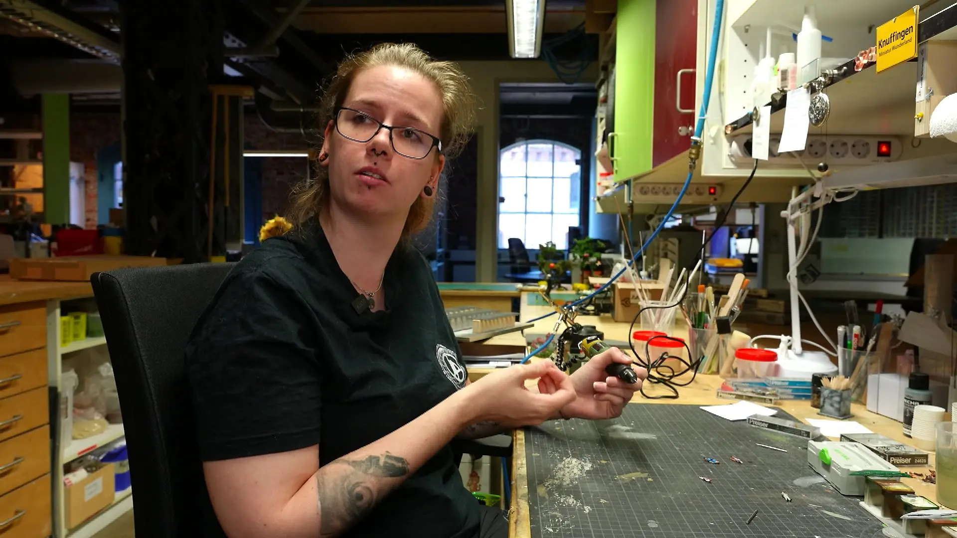 Jaqueline Prodöhl gestaltet die Figuren.