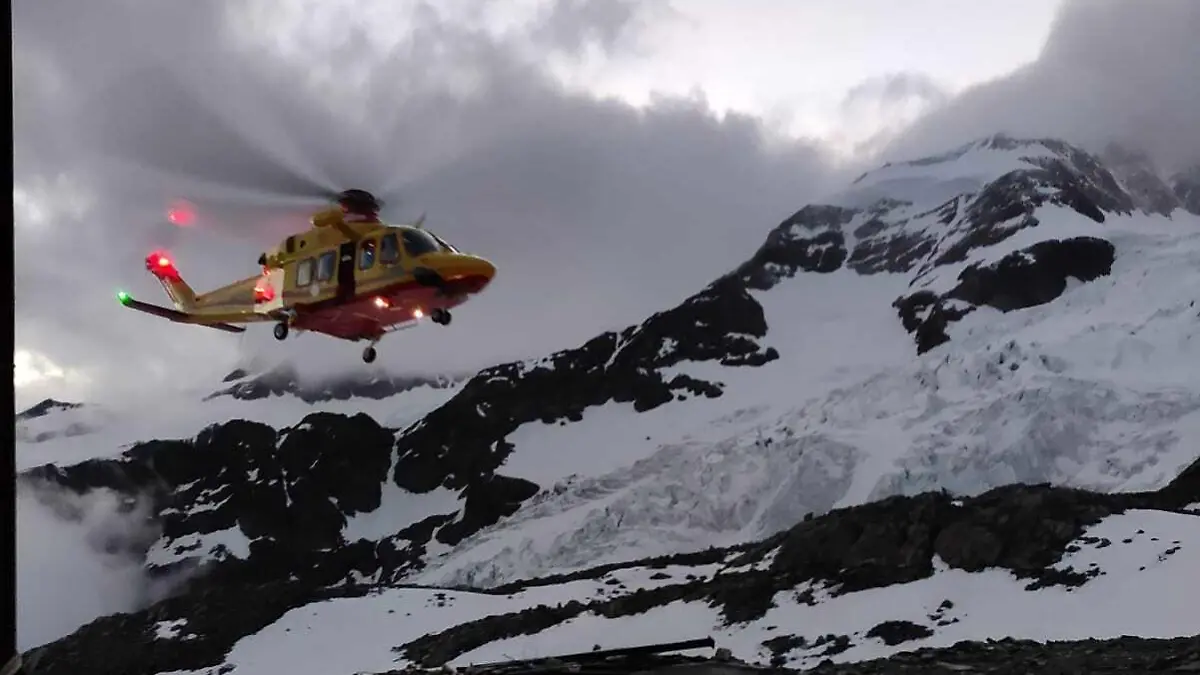 HANDOUT - 04.07.2021, ---, Monte Rosa: Handout zeigt einen Hubschrauber der  italienischen Bergwacht im Einsatz. Zwei Frauen sind in den Alpen an der italienisch-schweizerischen Grenze auf mehr als 4000 Metern Höhe erfroren. Ein Mann sei unterkühlt und mit Erfrierungen in der Nacht in ein Krankenhaus in der Schweiz geflogen worden, teilten die Bergretter des Aostatals im Nordwesten Italiens mit. Die drei waren auf dem Monte Rosa in den Walliser Alpen unterwegs. Foto: -/Corpo Nazionale Soccorso Alpino e Speleologico/dpa - ACHTUNG: Nur zur redaktionellen Verwendung im Zusammenhang mit der aktuellen Berichterstattung und nur mit vollständiger Nennung des vorstehenden Credits +++ dpa-Bildfunk +++