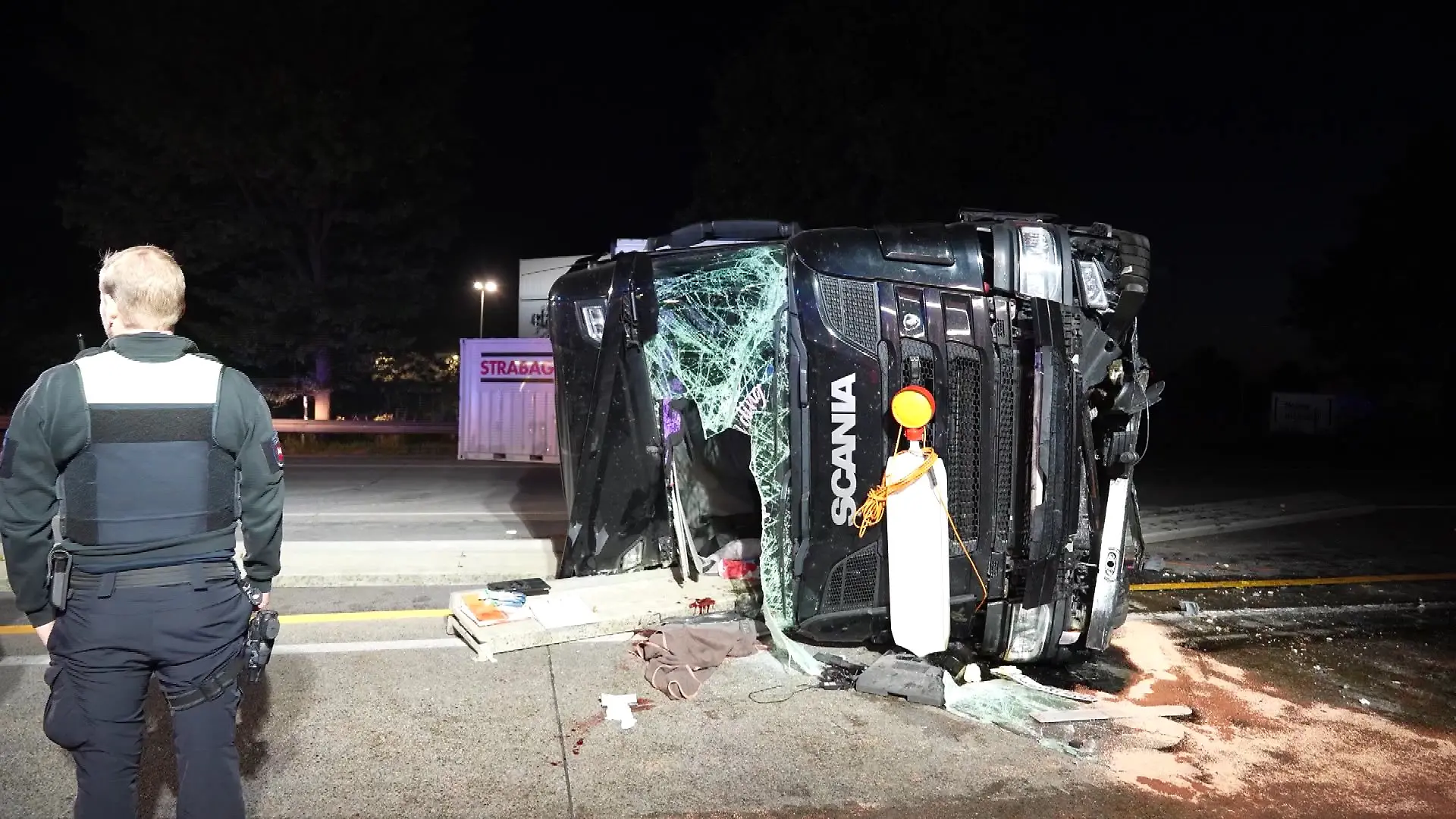 Schwerer Lkw-Unfall auf der A1 bei Groß Ippener: Ein Fleischlaster durchbricht die Mittelschutzplanke, der Fahrer wird lebensgefährlich verletzt.