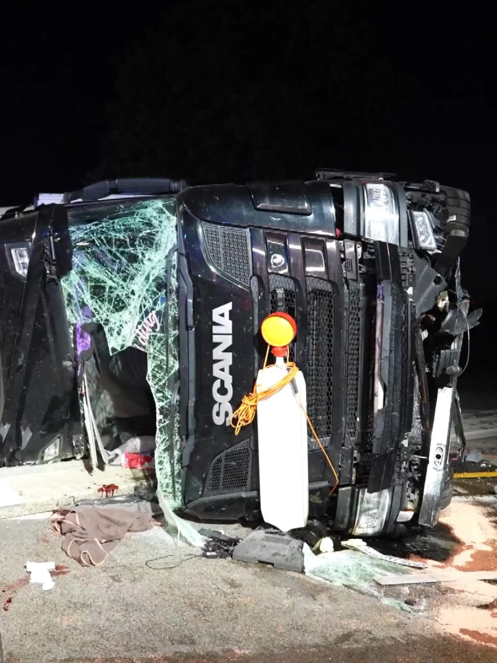 Schwerer Lkw-Unfall auf der A1 bei Groß Ippener: Ein Fleischlaster durchbricht die Mittelschutzplanke, der Fahrer wird lebensgefährlich verletzt.