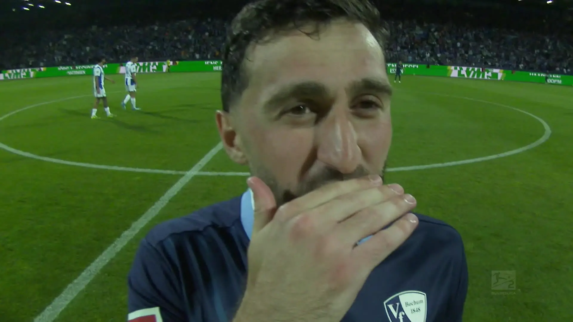 „Bekomme ich dafür Rot?" Fußballer sorgt mit Schiri-Frage für Lacher VfL Bochum gegen Hertha BSC