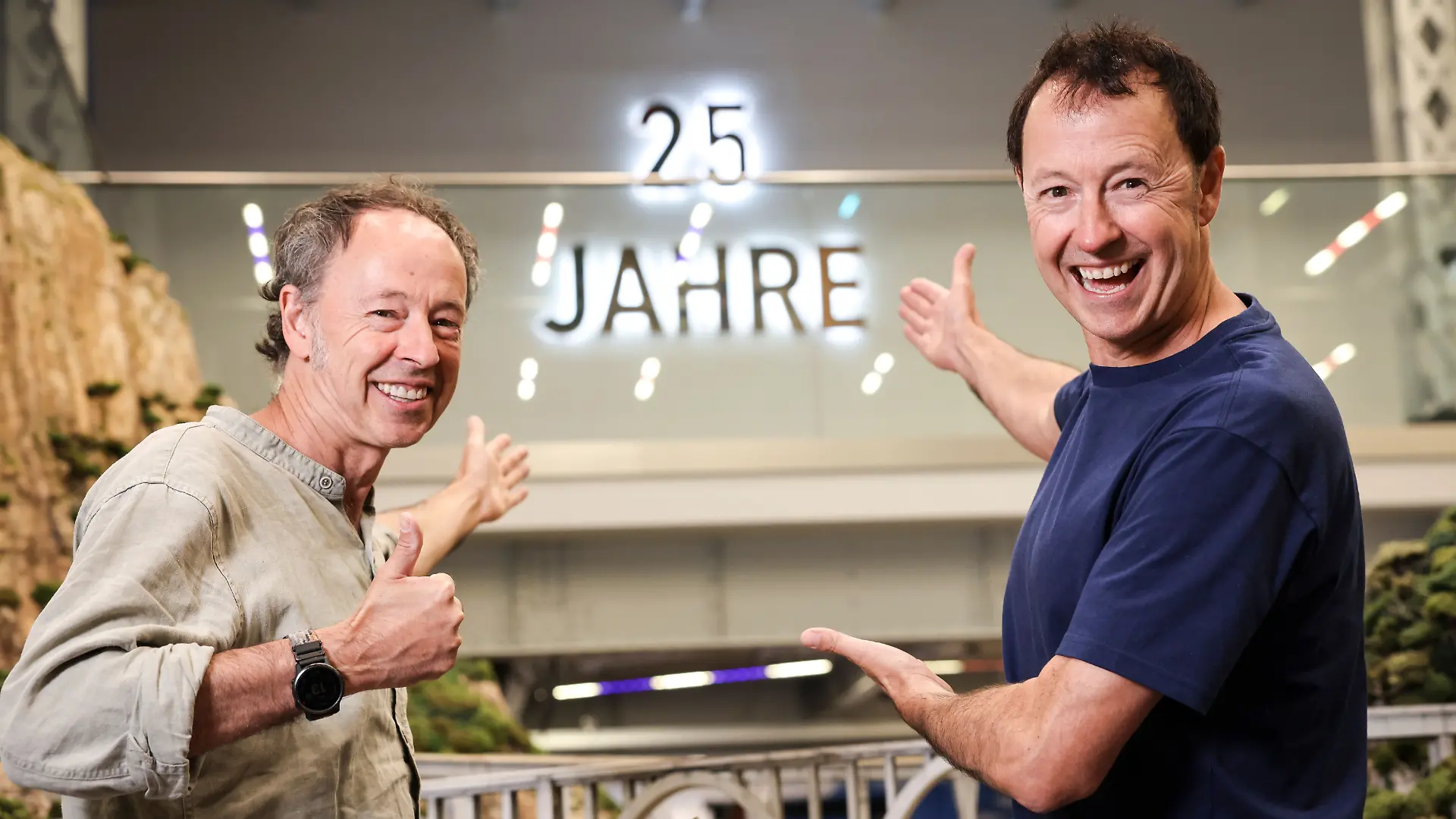 Die Brüder Gerrit (r.) und Frederik Braun feiern 25 Jahre Miniatur-Wunderland.
