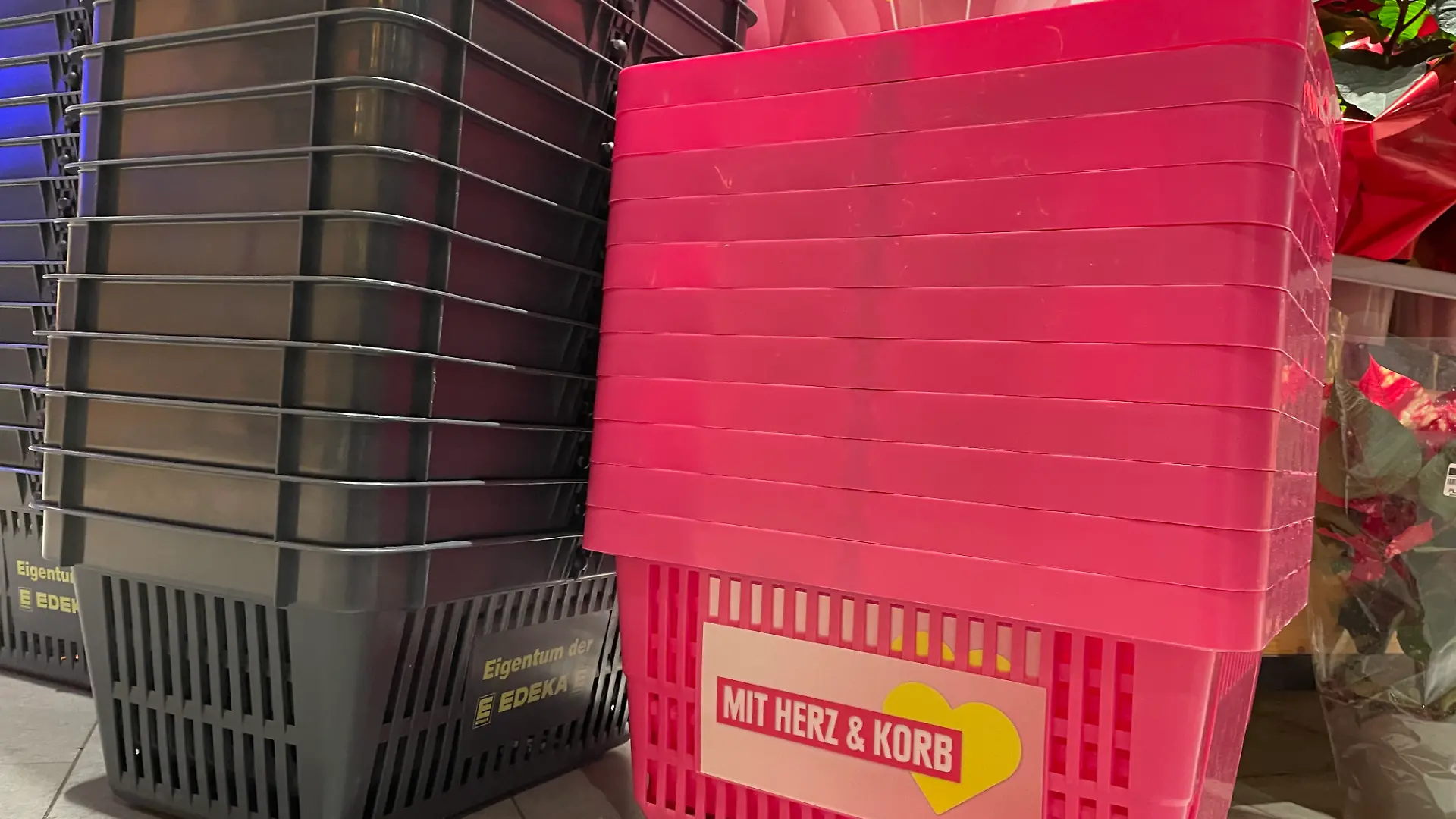 Ein stapel pinker Einkaufskörbe