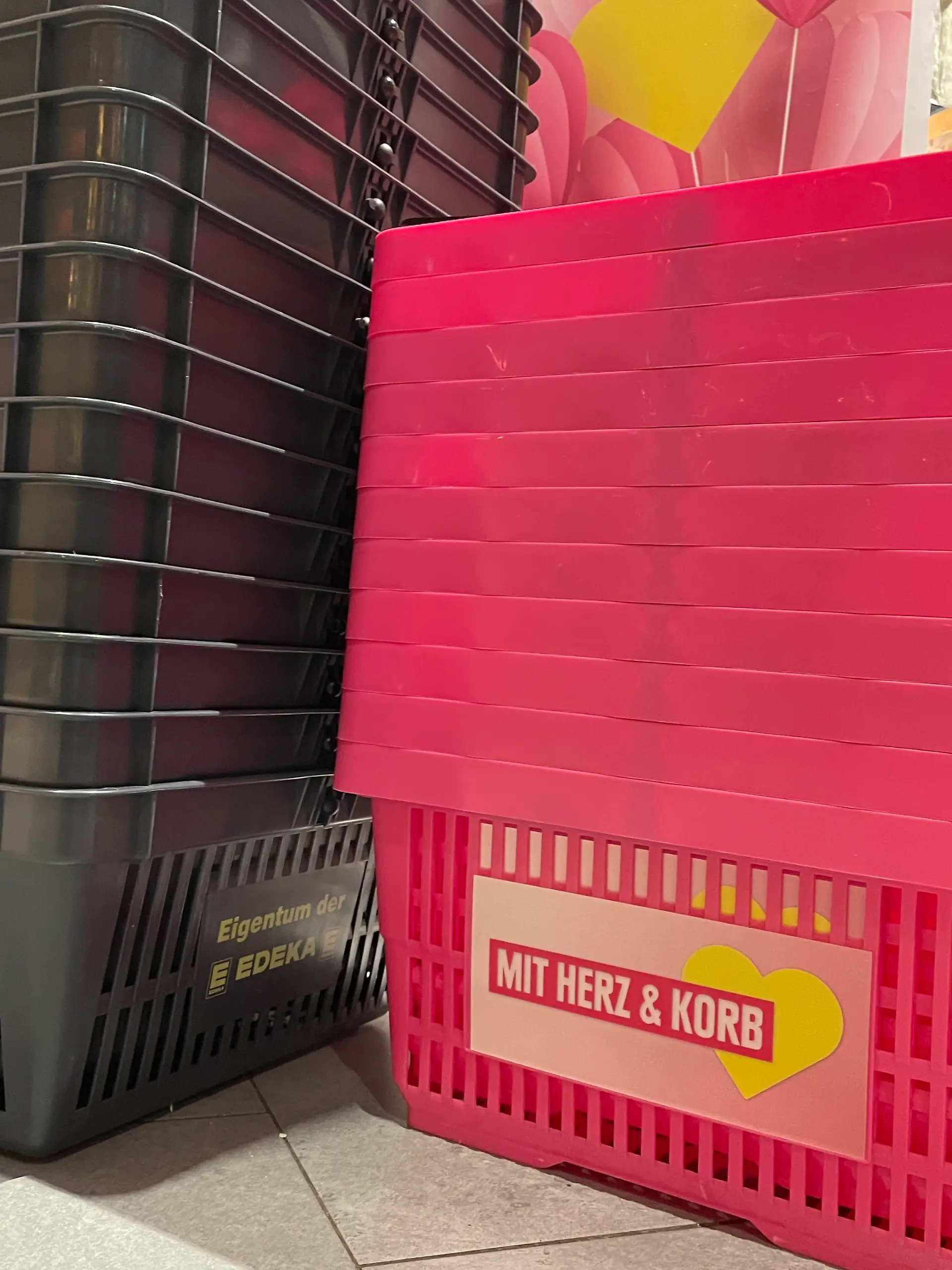 Ein stapel pinker Einkaufskörbe