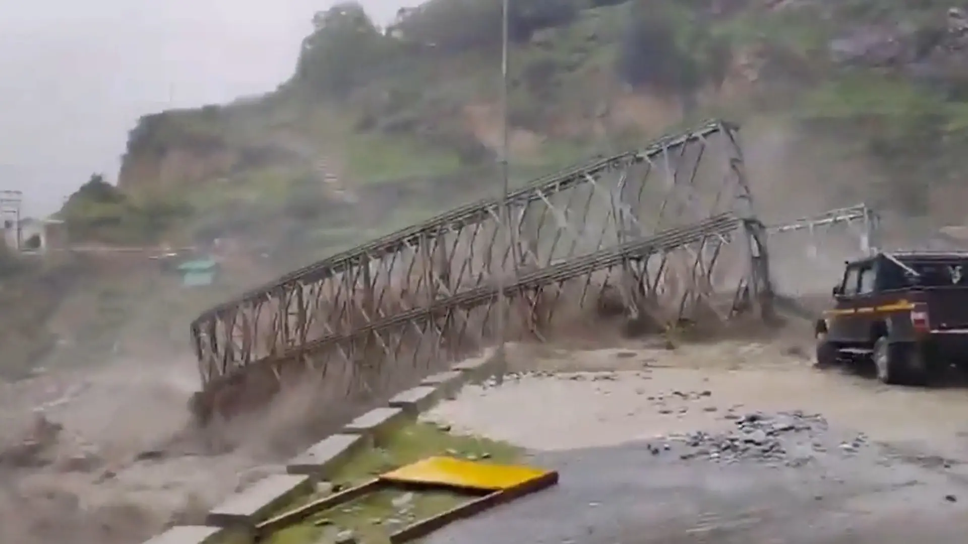 Bild von Sturzflut reißt Stahlbrücke weg – über 17 Dörfer von Außenwelt abgeschnitten!
