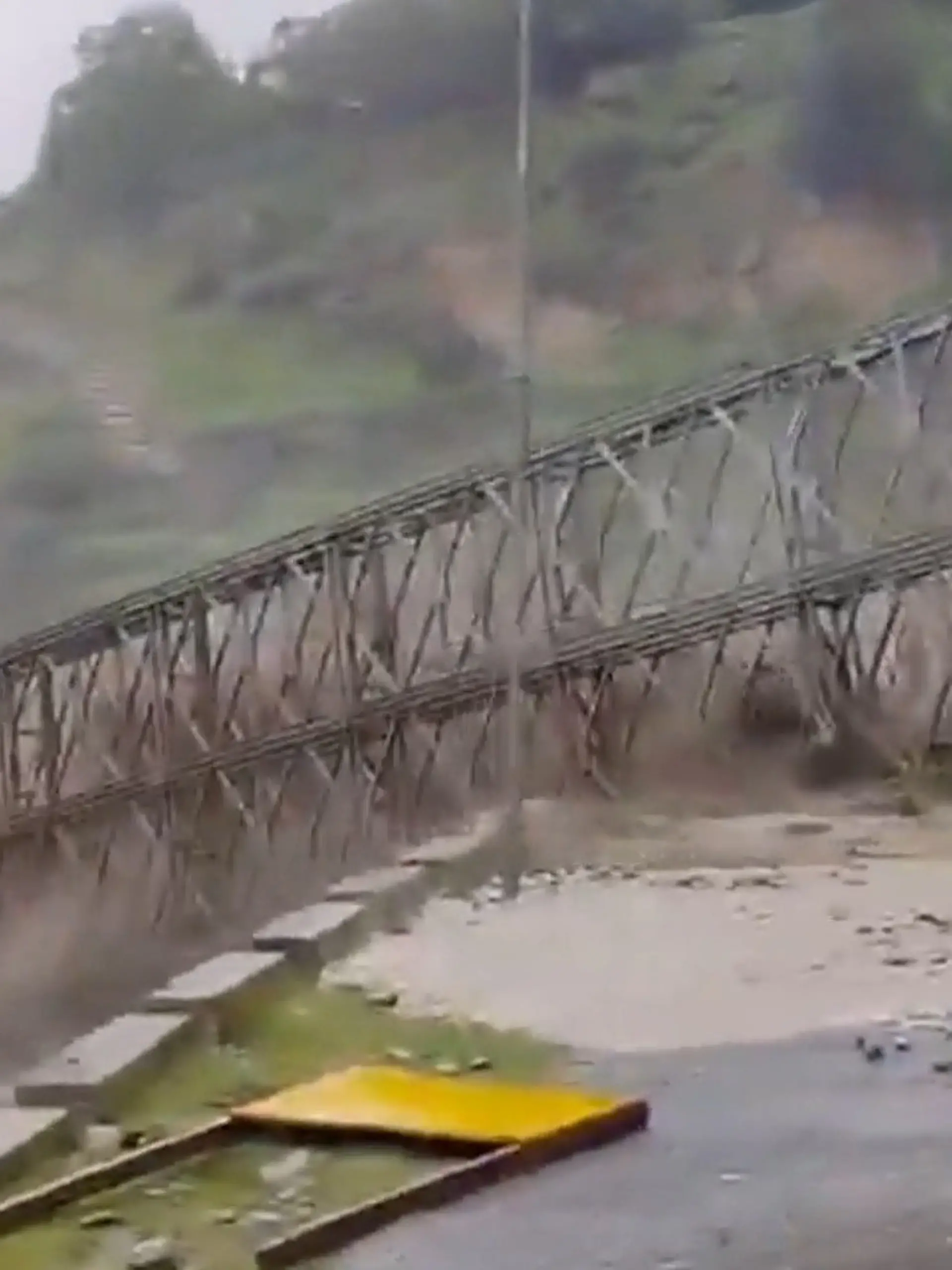 Bild zu: "Sturzflut reißt Stahlbrücke weg – über 17 Dörfer von Außenwelt abgeschnitten!"