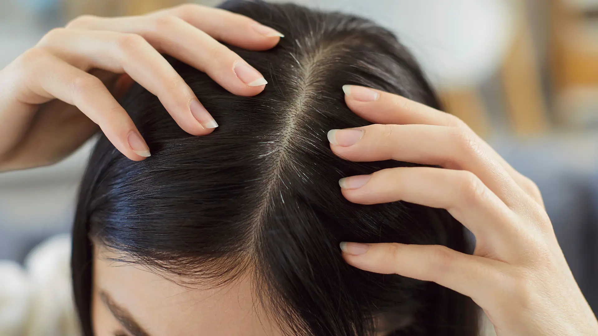 Wenn mit 14 Jahren schon die ersten grauen Haare sichtbar werden, löst das bei Eltern Sorgen aus.