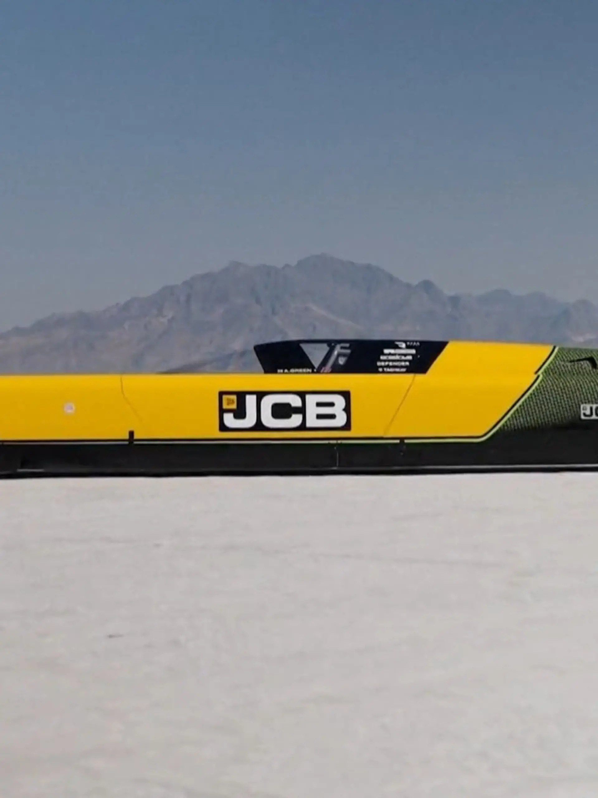 Bild zu: "Weltrekord! Mann rast mit über 650km/h durch die Wüste"