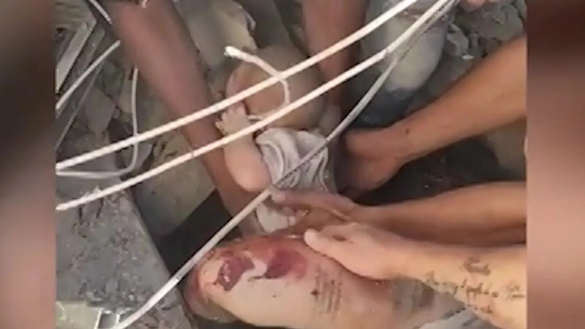 Bild von Begraben unter fünfstöckigem Haus! Baby und Mann aus Erdbeben-Trümmern gerettet