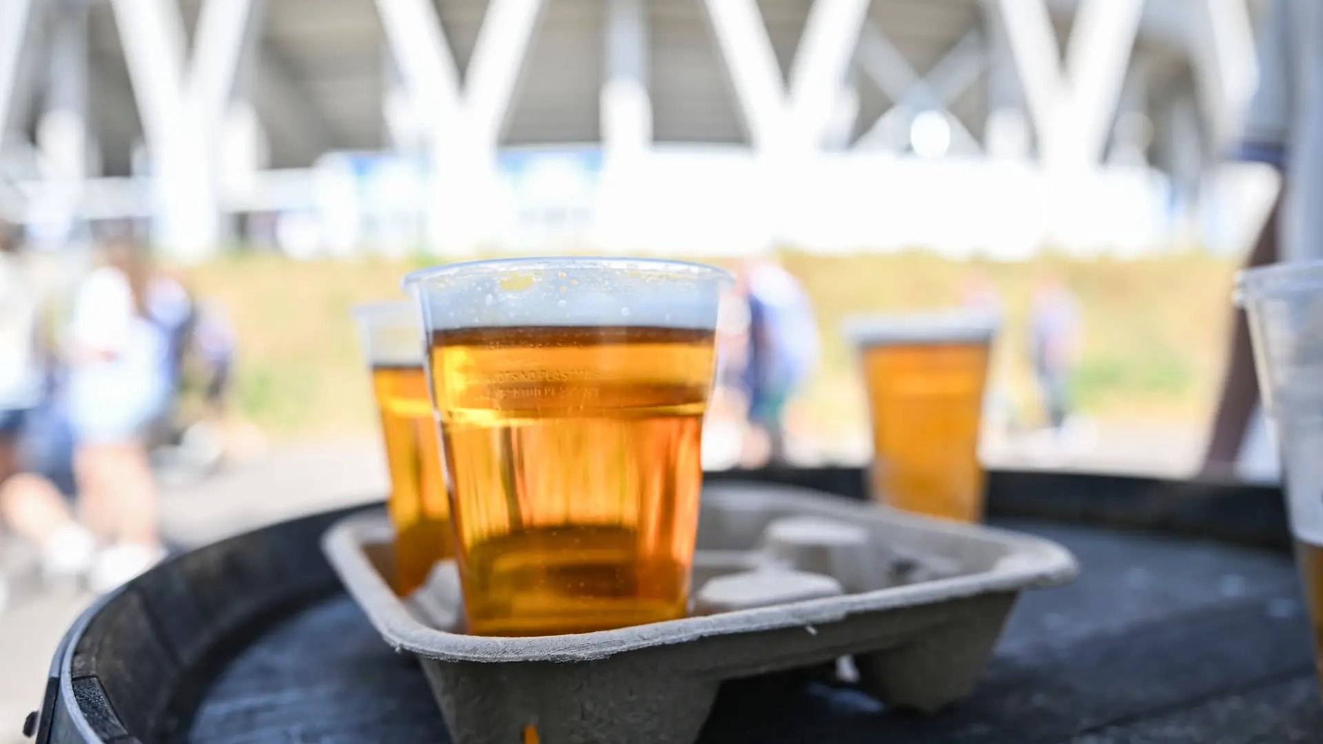 Auf einem Tisch vor dem Stadion BBBank Wildpark des Karlsruher SC stehen gefüllte Bierbecher.