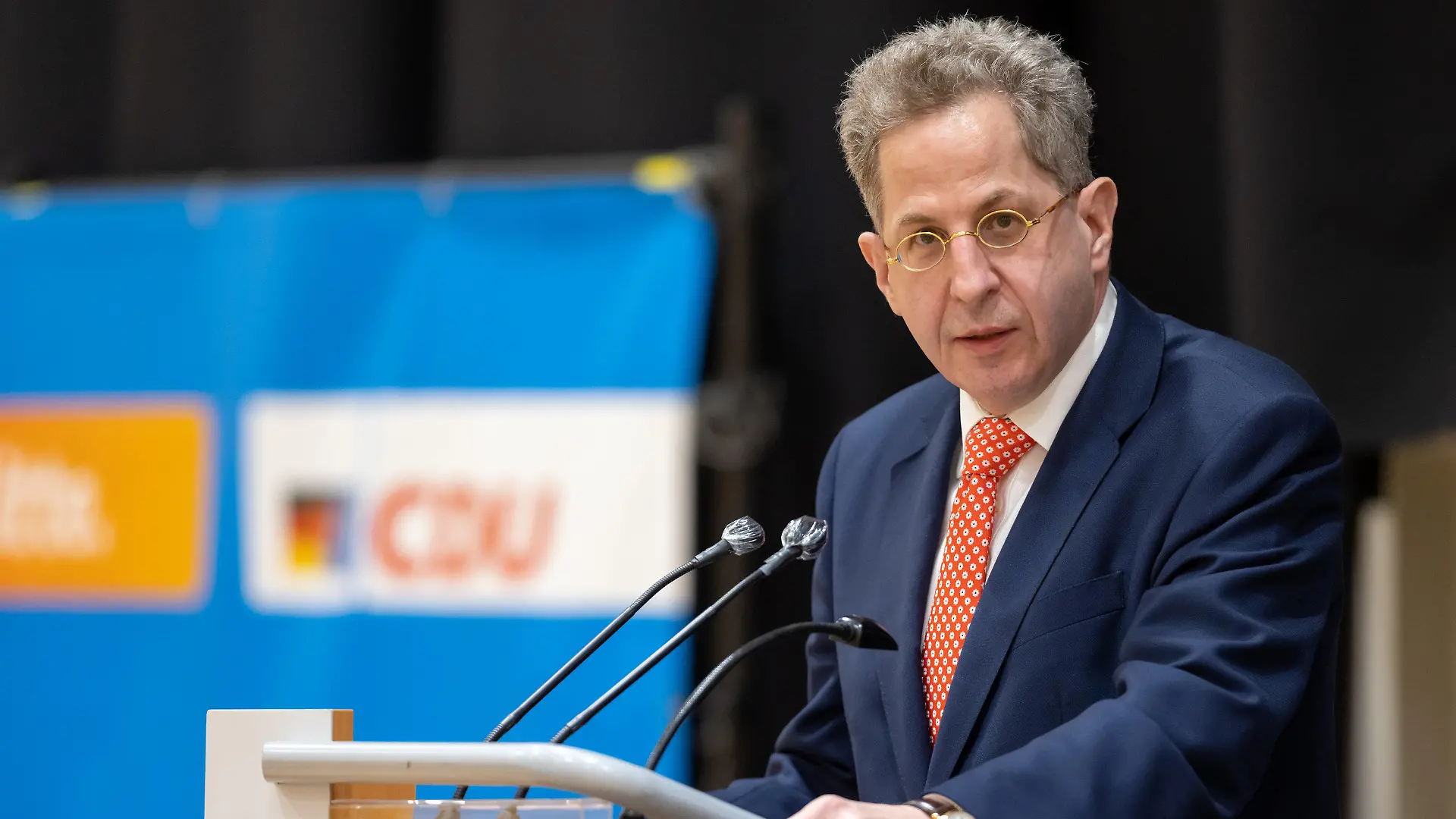 30.04.2021, Thüringen, Suhl: Hans-Georg Maaßen (CDU) spricht vor der Wahlkreisvertreterversammlung der CDU-Kreisverbände in Südthüringen. Bei der Versammlung entscheiden die Delegierten der vier Südthüringer CDU-Kreisverbände Suhl, Schmalkalden-Meiningen, Sonneberg und Hildburghausen entscheiden über die Kandidatur des Ex-Verfassungsschutzpräsidenten für die Bundestagswahl. Neben Maaßen haben noch zwei weitere Bewerber ihre Bereitschaft zur Kandidatur erklärt. Foto: Michael Reichel/dpa +++ dpa-Bildfunk +++