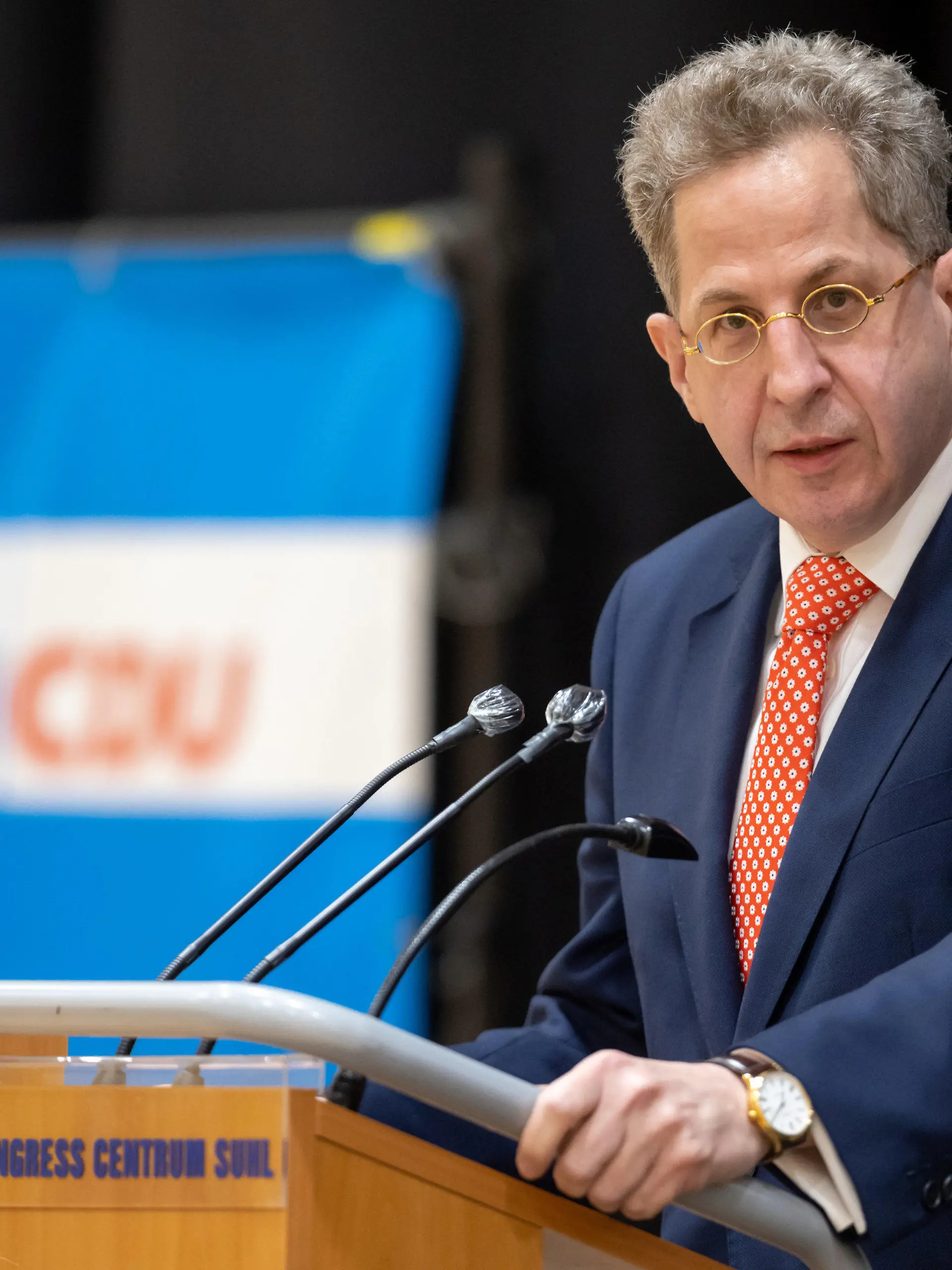 30.04.2021, Thüringen, Suhl: Hans-Georg Maaßen (CDU) spricht vor der Wahlkreisvertreterversammlung der CDU-Kreisverbände in Südthüringen. Bei der Versammlung entscheiden die Delegierten der vier Südthüringer CDU-Kreisverbände Suhl, Schmalkalden-Meiningen, Sonneberg und Hildburghausen entscheiden über die Kandidatur des Ex-Verfassungsschutzpräsidenten für die Bundestagswahl. Neben Maaßen haben noch zwei weitere Bewerber ihre Bereitschaft zur Kandidatur erklärt. Foto: Michael Reichel/dpa +++ dpa-Bildfunk +++