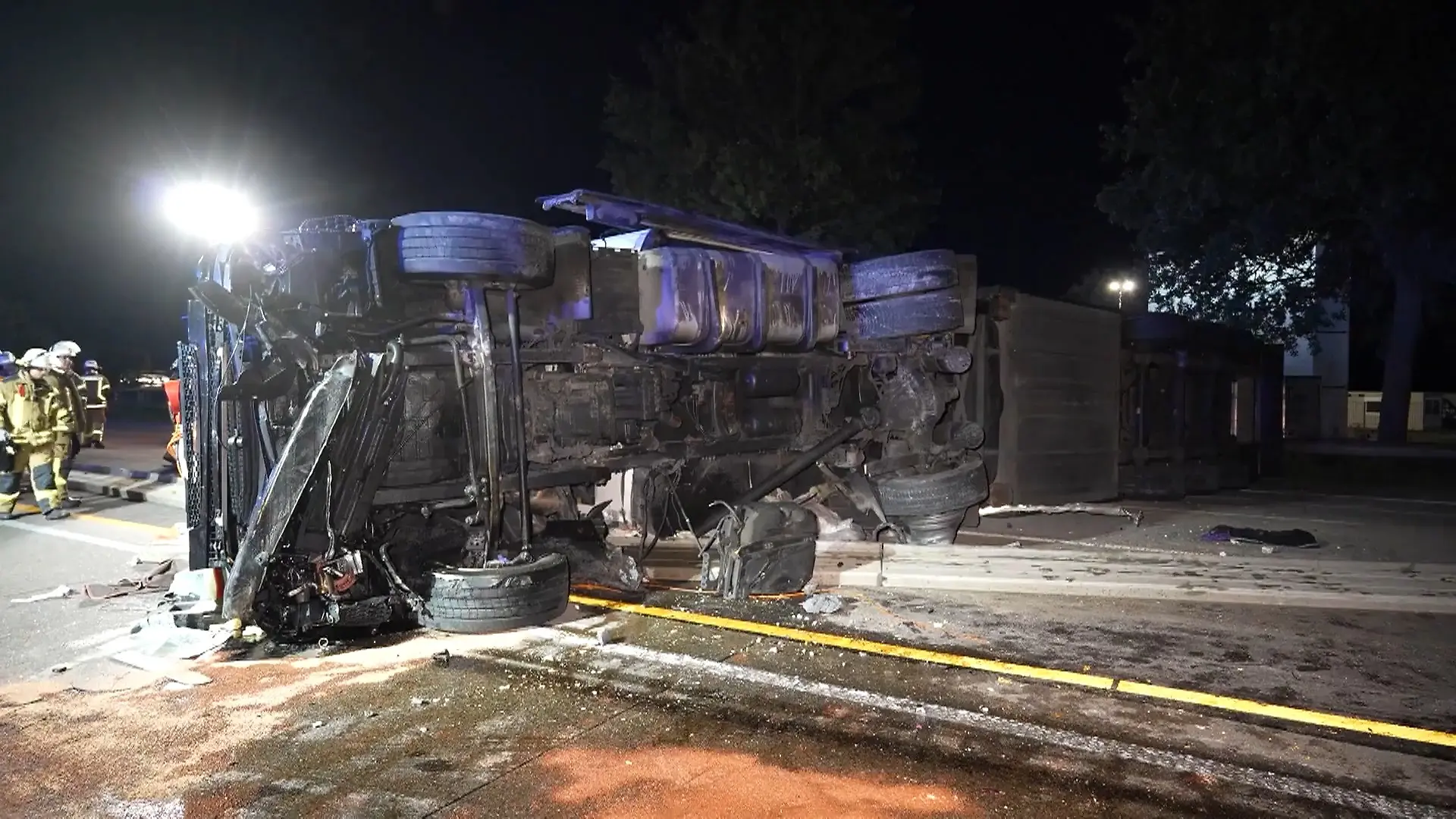 Schwerer Crash legt A1 stundenlang lahm Fleischlaster kippt um!