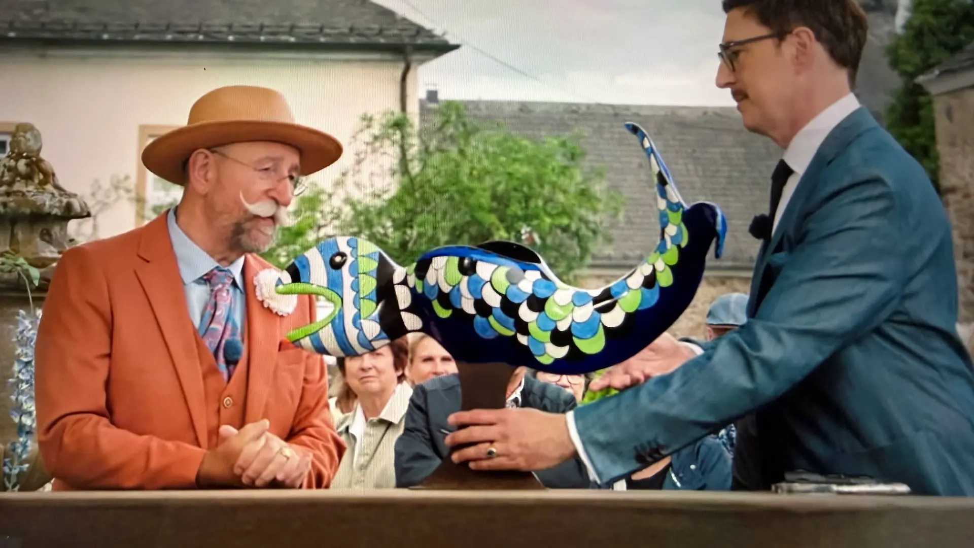 Horst Lichter und Colmar Schulte-Goltz nehmen diese Fischvase bei „Bares für Rares” ganz besonders unter die Lupe. 