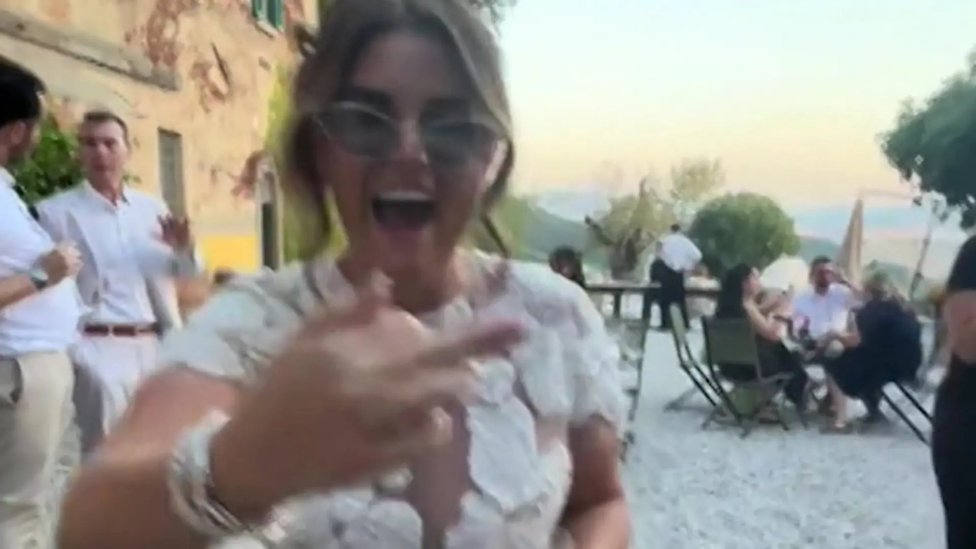 Braut eine Woche vor Hochzeit verlassen – SO genial rächt sie sich an ihrem Ex! Alle feiern Katherine