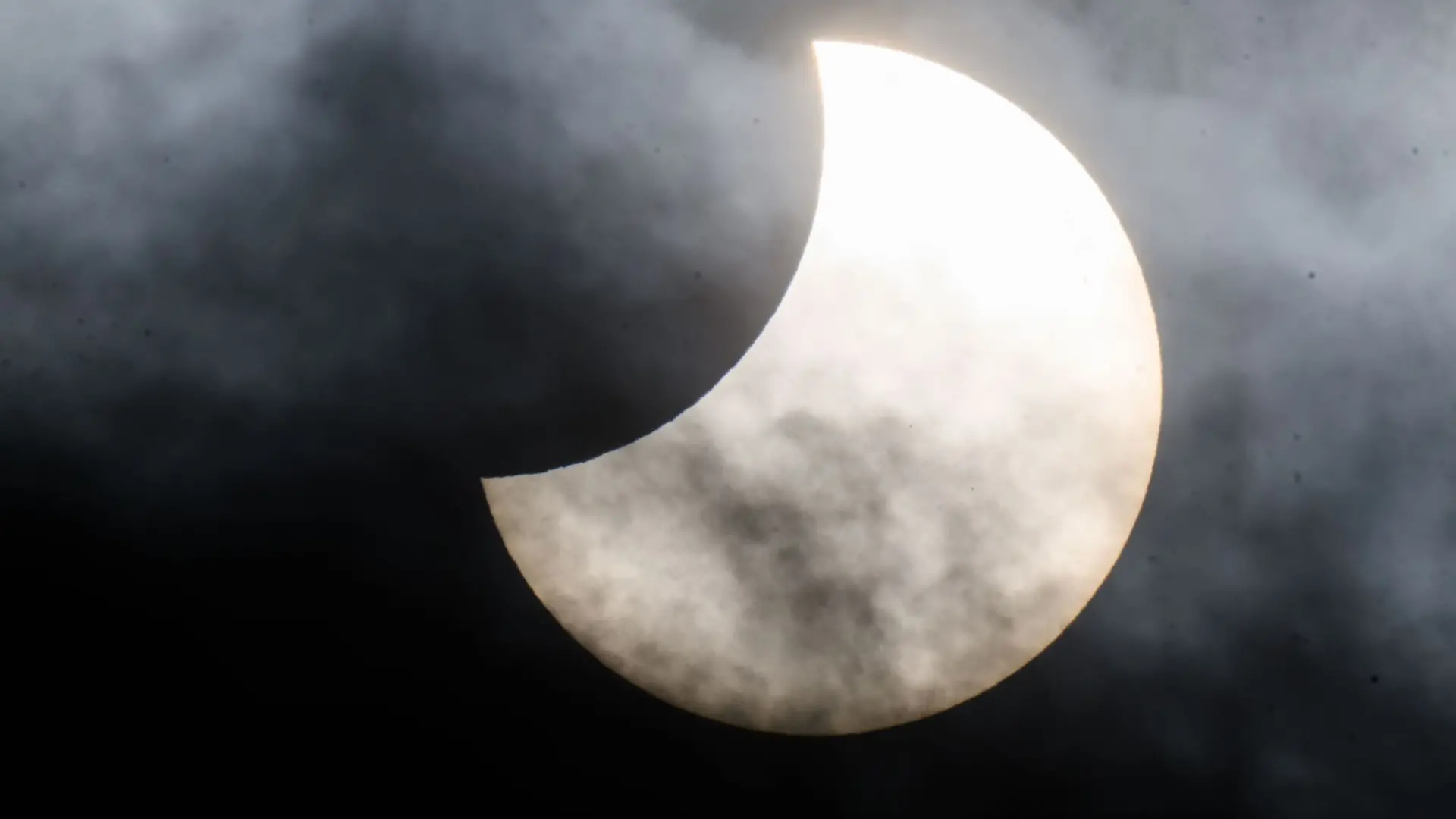 Bild zu: "JETZT! Hier seht ihr die Sonnenfinsternis im Livestream"