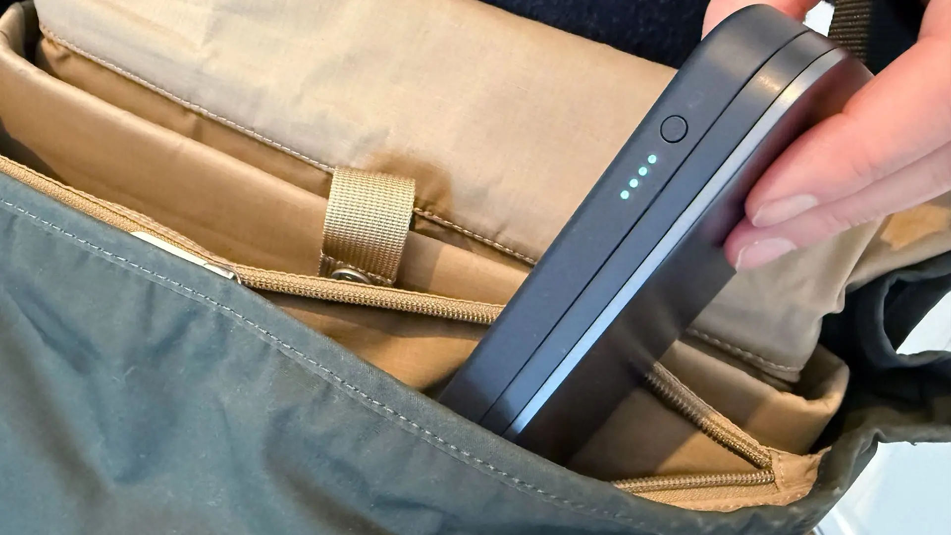 Nur noch im Handgepäck und mit maximaler Kapazität von 100 bis 160 Wattstunden: Powerbanks können an Bord einer Airline schnell zur Gefahr werden.