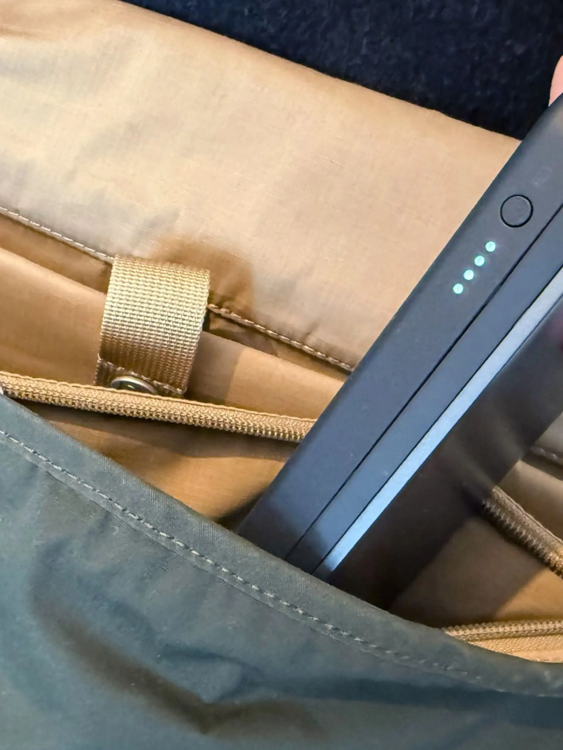 Nur noch im Handgepäck und mit maximaler Kapazität von 100 bis 160 Wattstunden: Powerbanks können an Bord einer Airline schnell zur Gefahr werden.